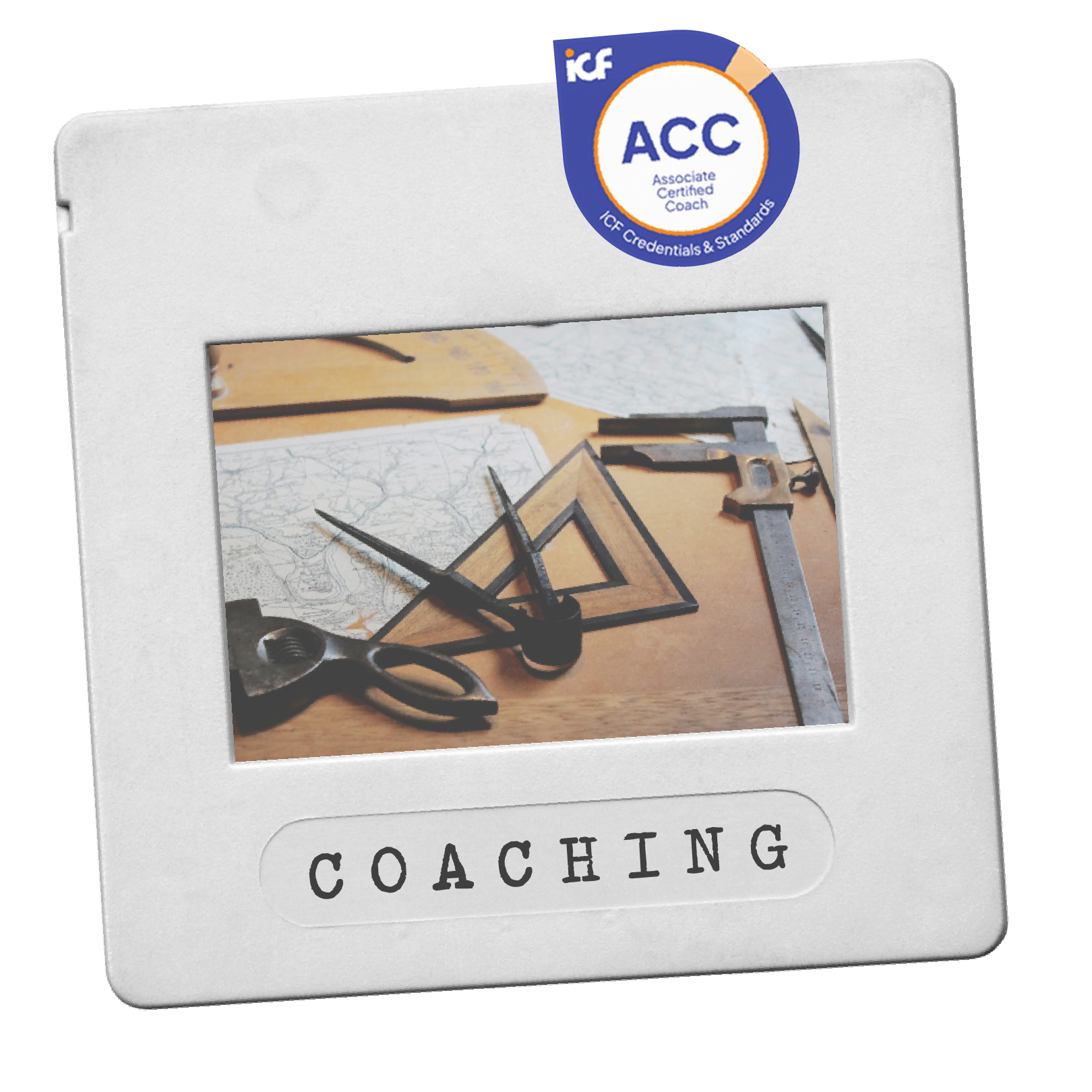 Immagine di una scatola con un'etichetta che dice 'Coaching' e un sigillo di certificazione accanto con la scritta 'ACC'. Dentro la scatola ci sono strumenti di misurazione e disegno, tra cui un goniometro, un compasso, una riga e strumenti di disegno su una mappa.