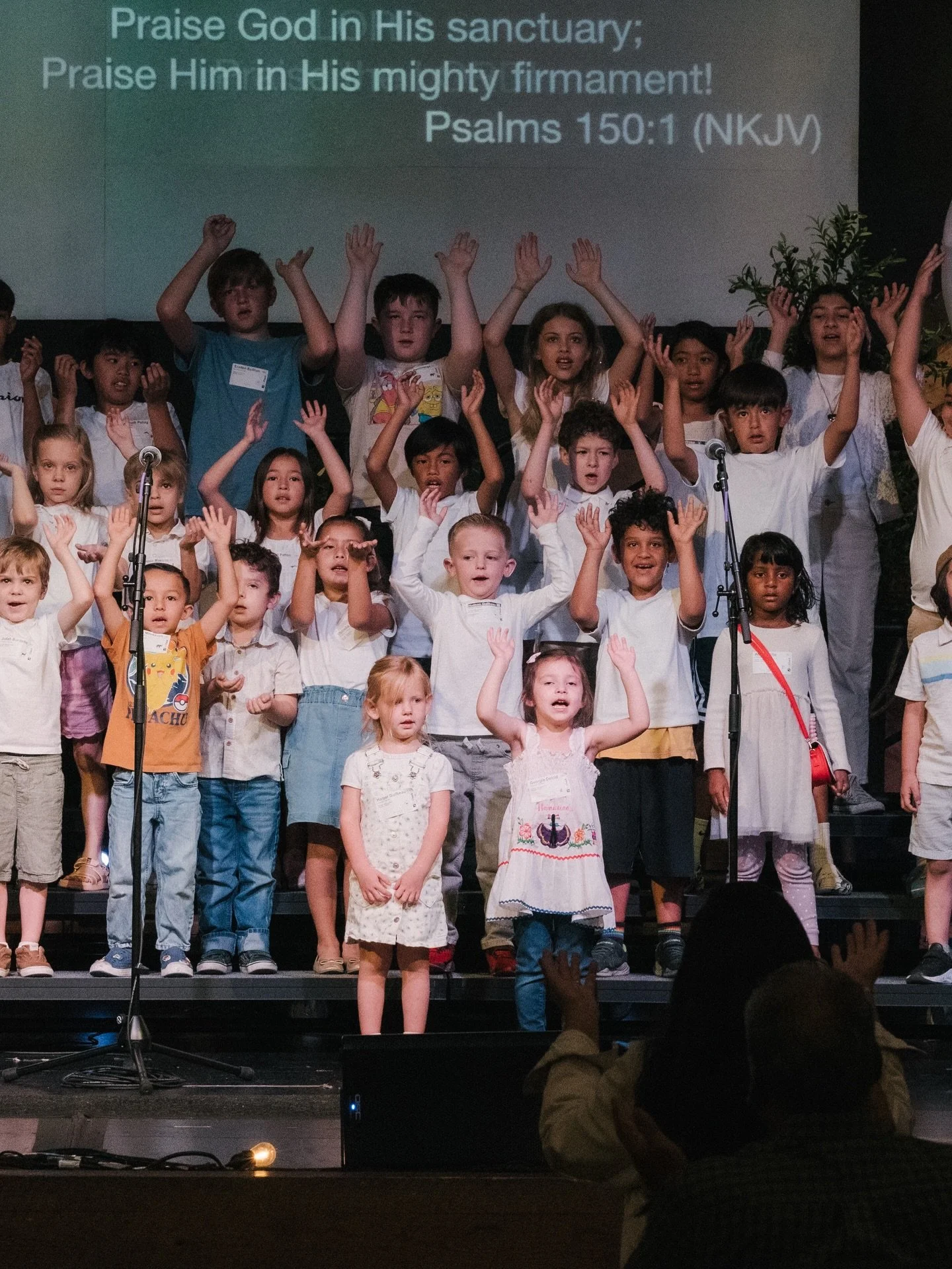 What a beautiful moment of worship with our kids choir on Palm Sunday 🌴 🤗 Let everything that has breath praise the Lord 🙌🏻 Hosanna!