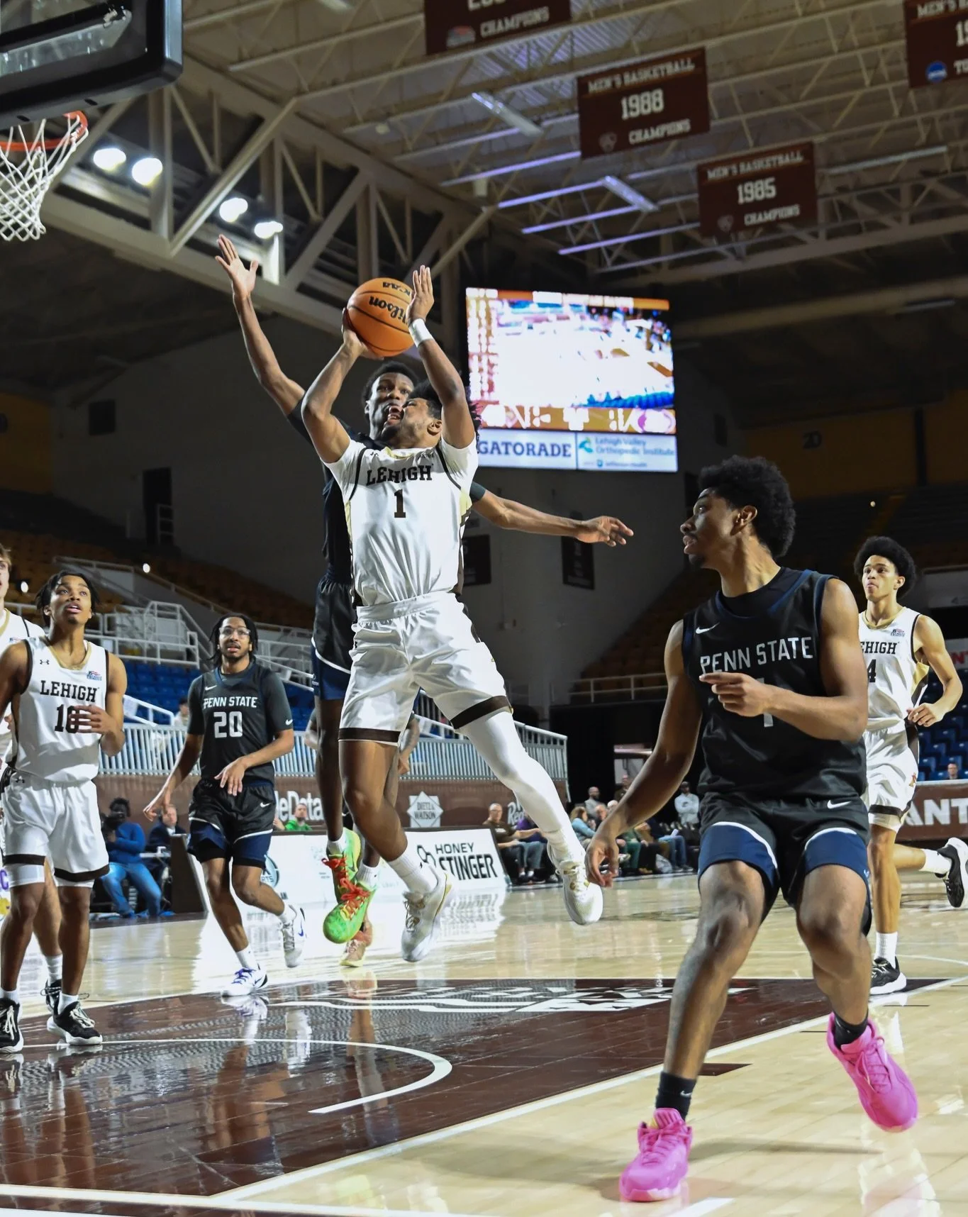 Penn State Hazleton at Lehigh last night. Mountain Hawks took home the win 83-74 

#sportsphotography #basketball #mensbasketball #photography #basketballphotography