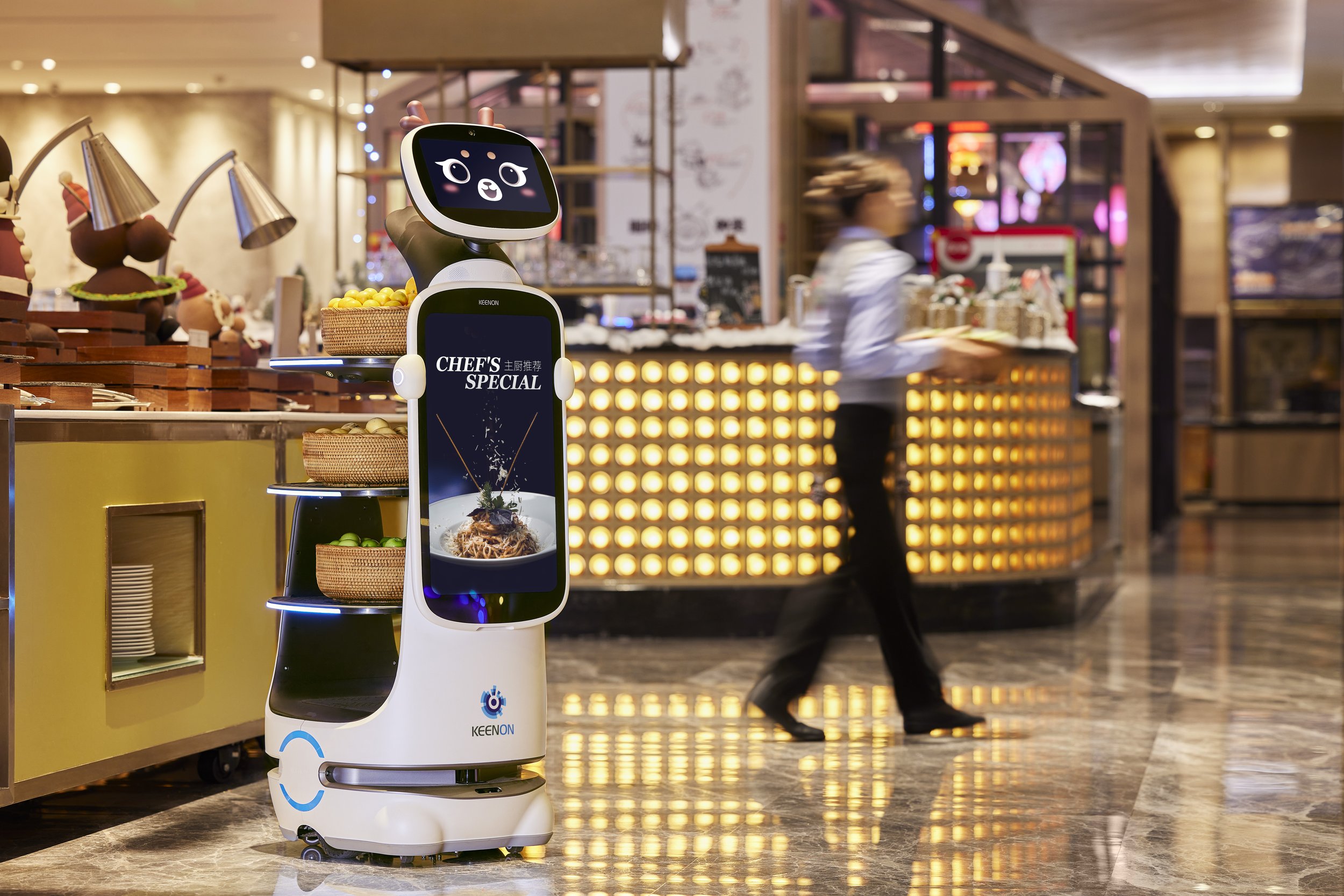 KEENON DINERBOT T10 at restaurant (1).jpg
