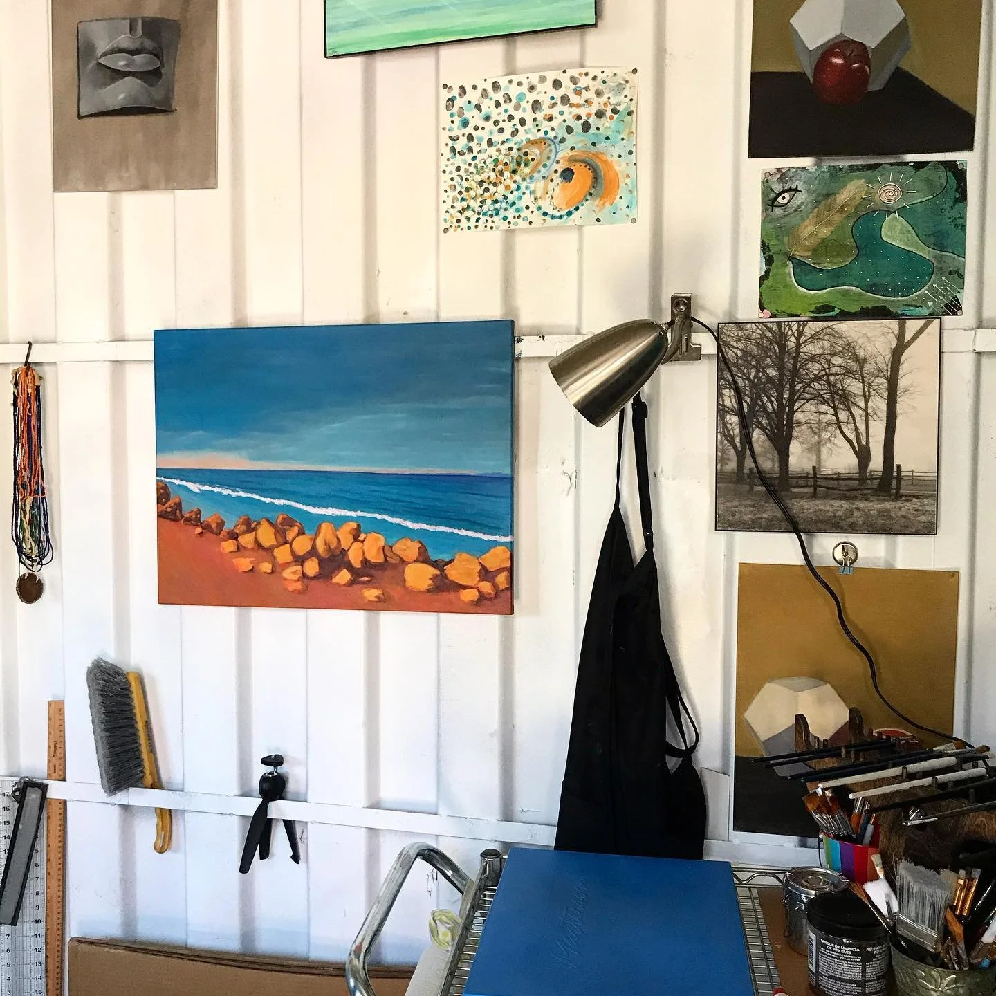 A (sorta clean)spot in my #studio... It's waiting for me to continue on that Rincon painting! 🙃 #behindthescenes #fineart #socalartist #oilpainting #messystudio #studioscenes #femaleartist #joyincreating #seascape #artlovers #amhayes