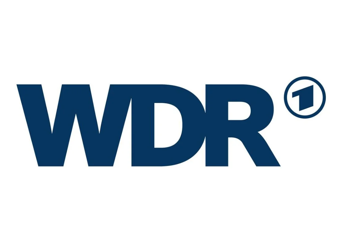 Logo des Senders WDR mit weißem Hintergrund in blauer Schrift und einem kleinen Kreis mit der Zahl 1.