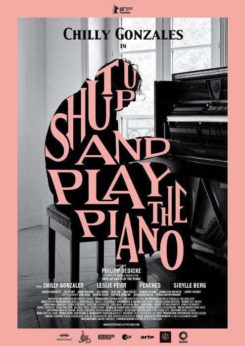 Ein Filmposter, das die Silhouette eines Manns am Klavier zeigt und die Aufschrift "Shut Up and Play the Piano" trägt.