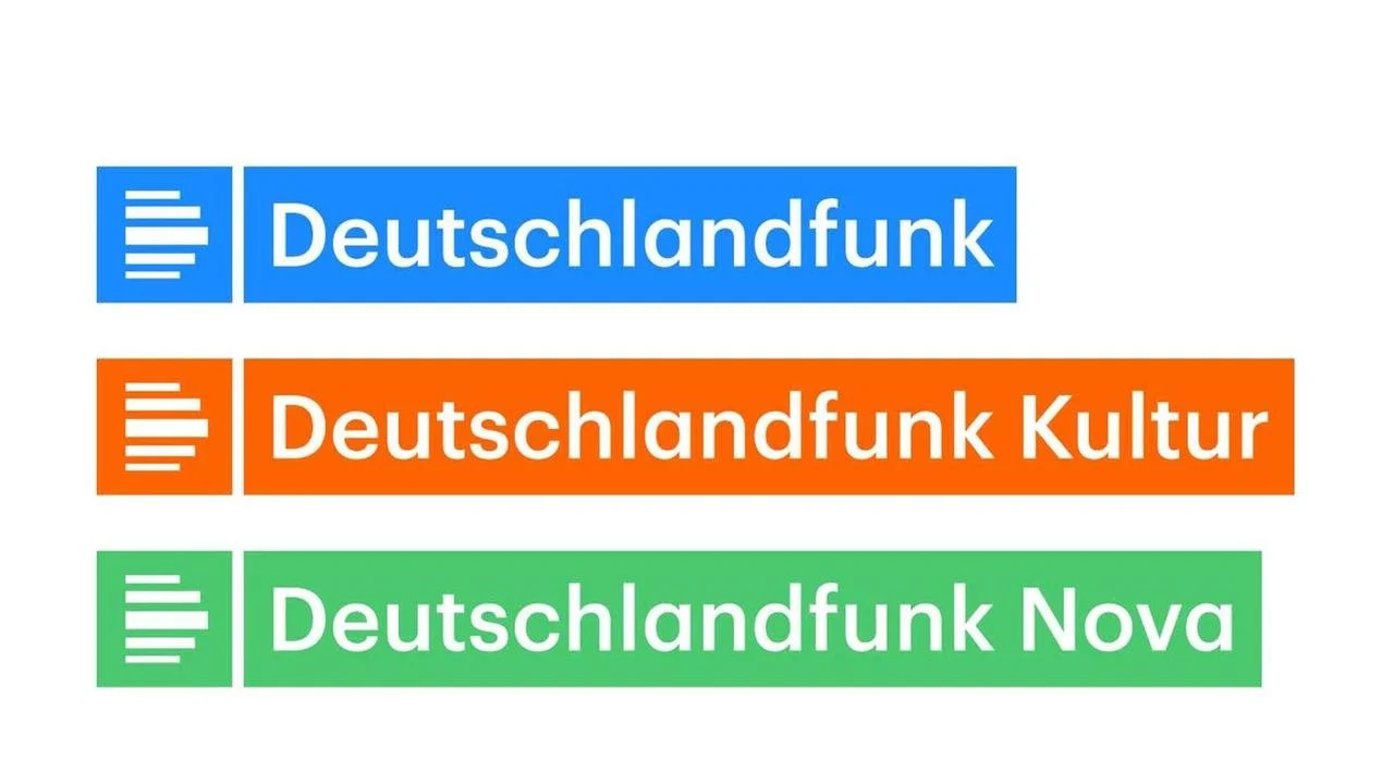 Logos des Deutschlandradios, bestehend aus drei bunten Linien mit Texten: 'Deutschlandfunk' in Blau, 'Deutschlandfunk Kultur' in Orange und 'Deutschlandfunk Nova' in Grün.