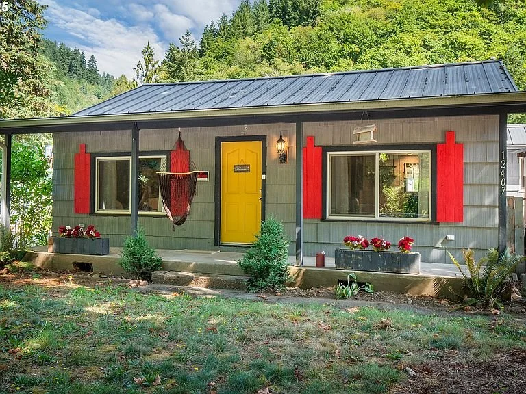 1-bed home + River views, close to Oregon coast - $199,000
