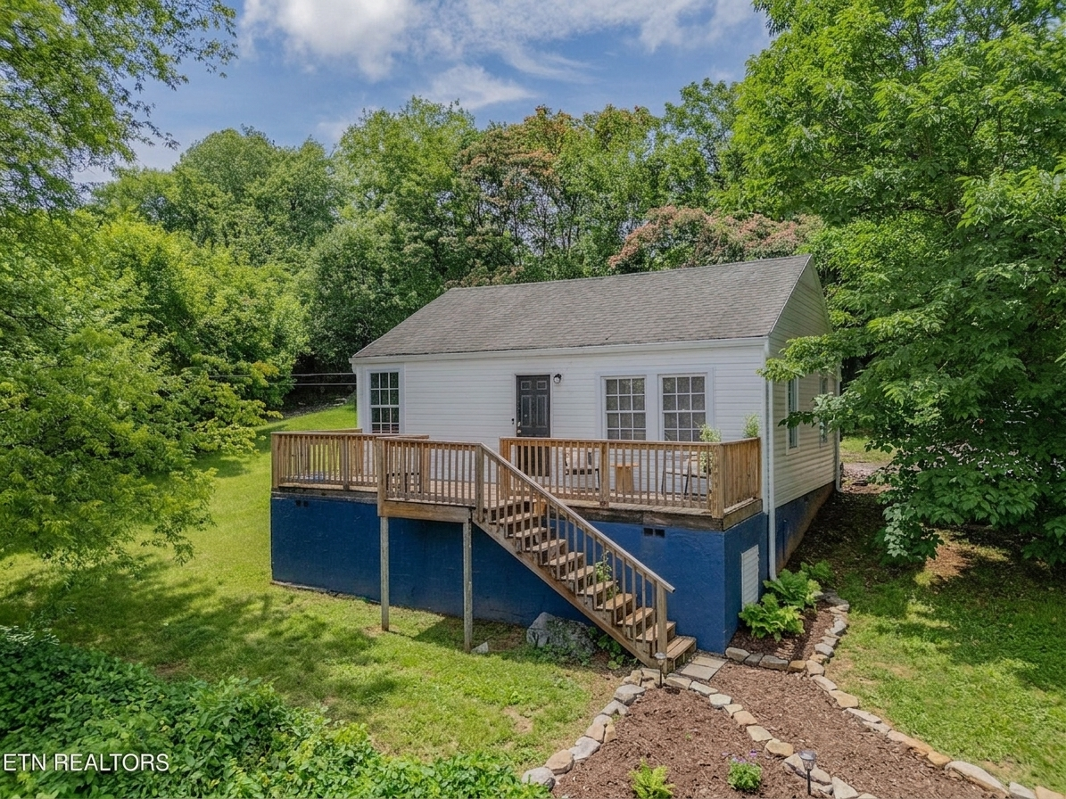 Updated Cottage with Deck in Knoxville, Tennessee - 200,000