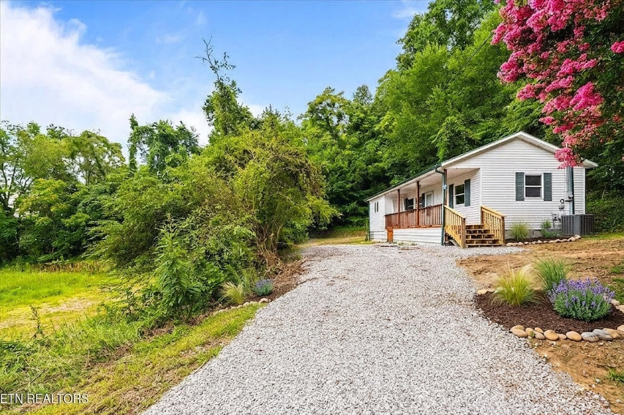 East Tennessee Cottage Completely Move-In Ready - $125,000