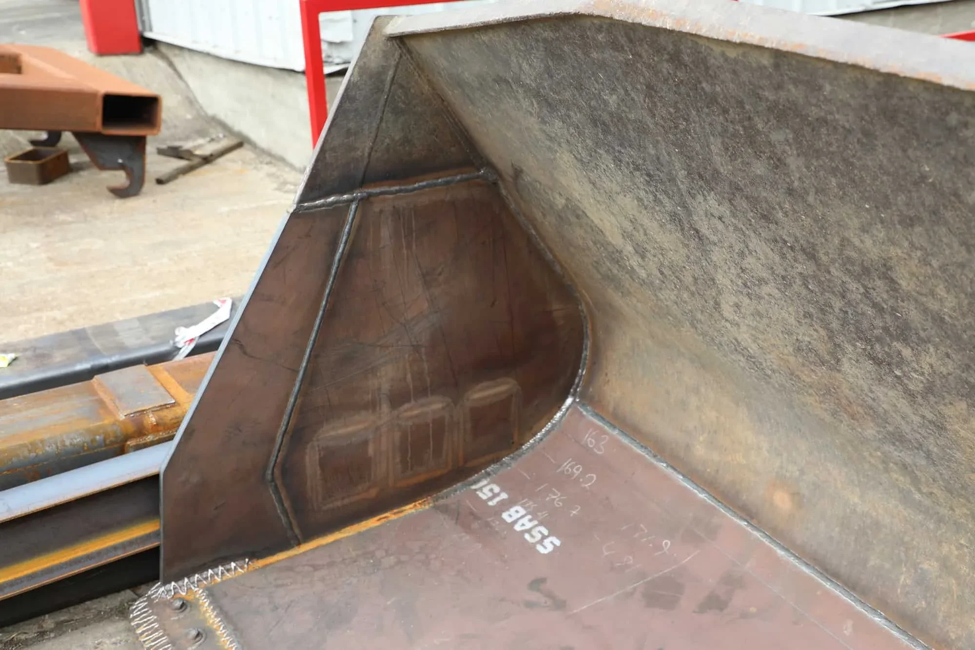 BA-Caulkett-Refurbishment-of-Loading-Shovel-Attachments-1E0A0019-11-detail-of-inner-sideJPG.webp