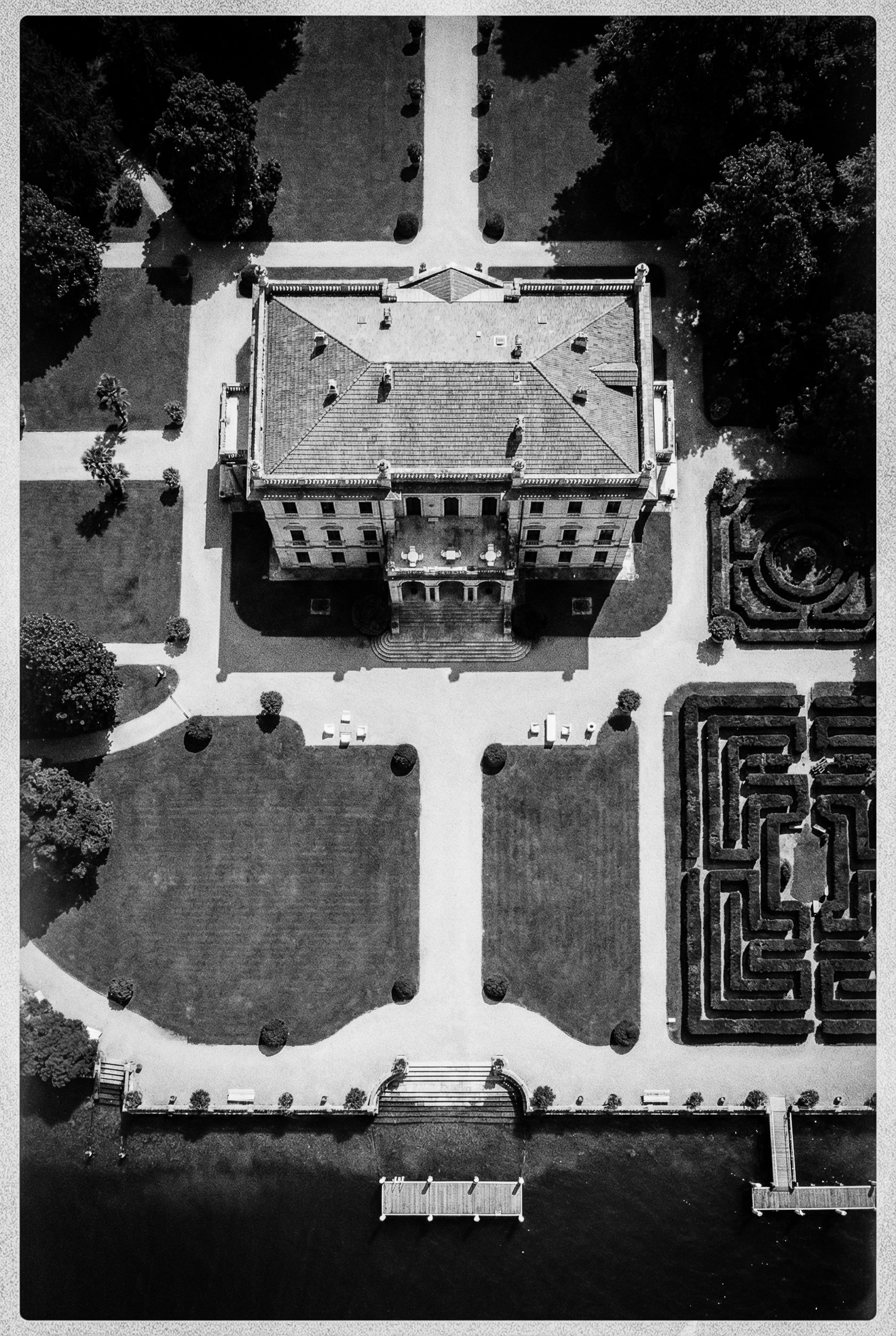 Lumiere and Grain Drone Villa Erba black and white