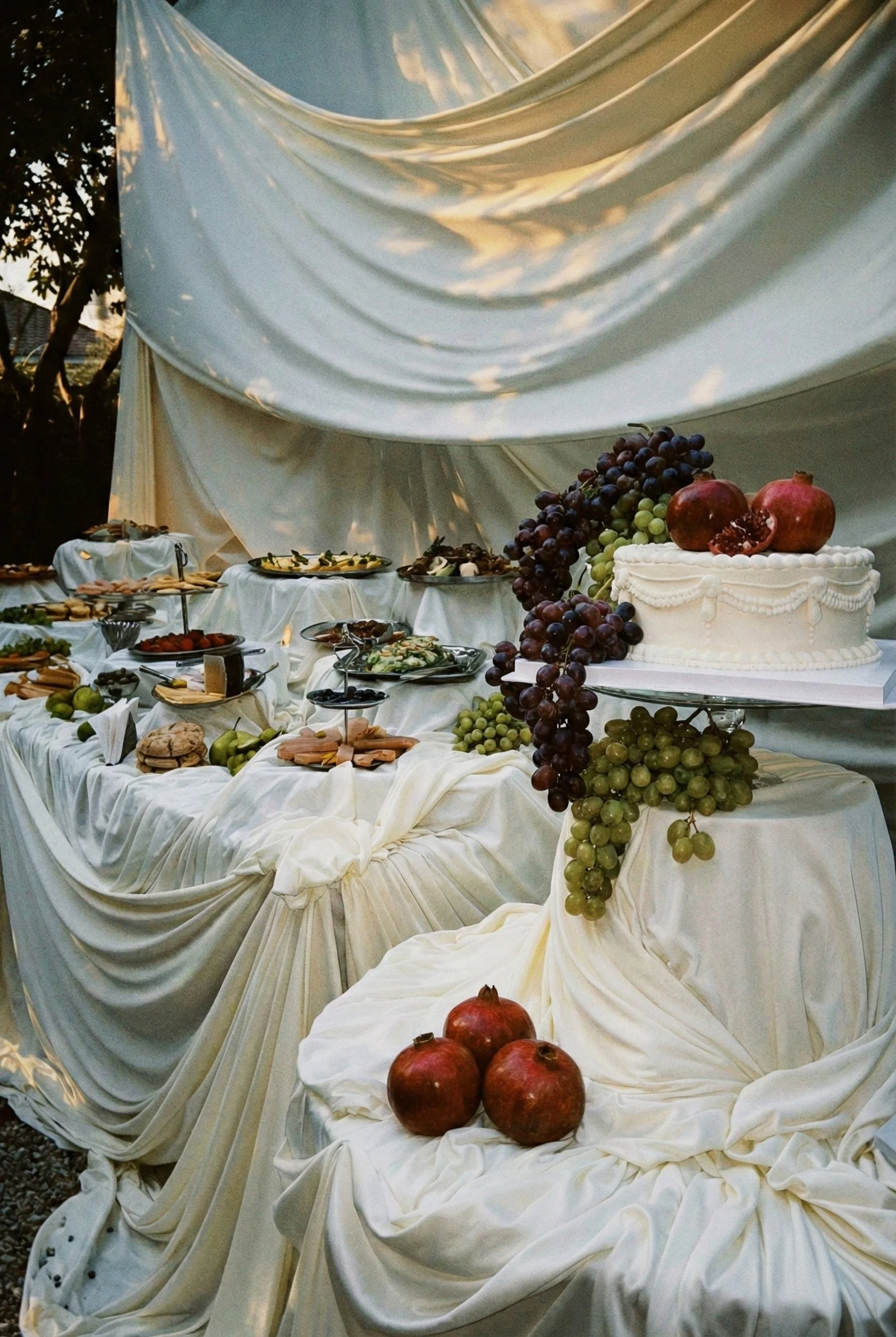 Lumiere and Grain Tuscany Wedding Photography Grand Aperetivo with Draping