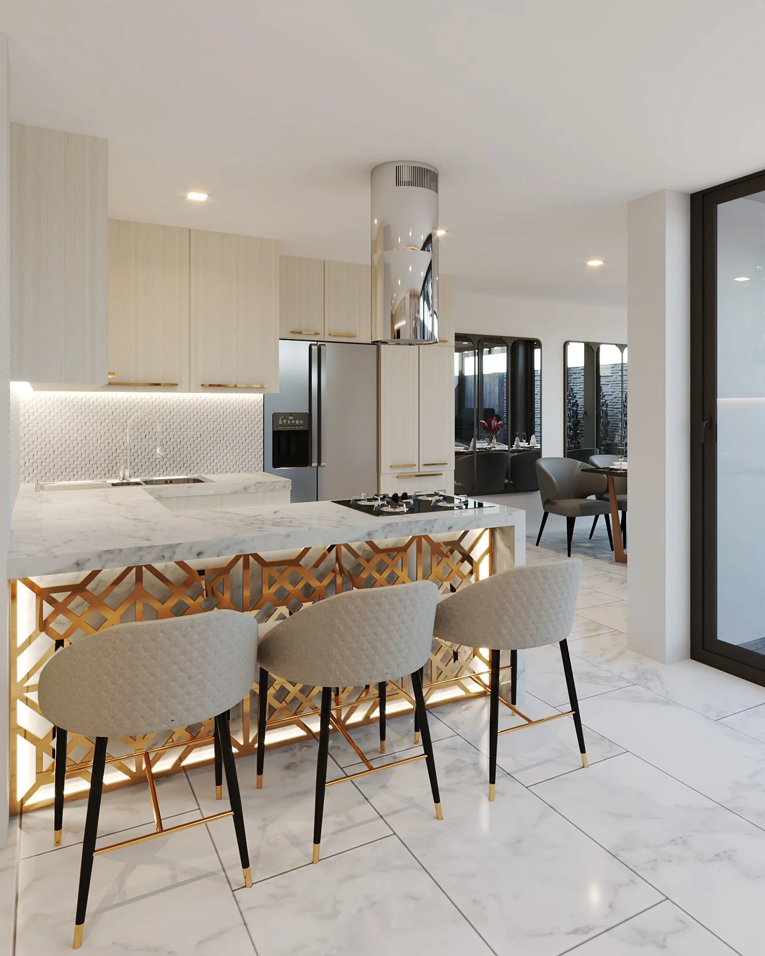 Cocina moderna con isla de mármol y asientos de bar, gabinetes claros, pared de mosaico y plano de fondo con mesas y sillas en un espacio abierto.