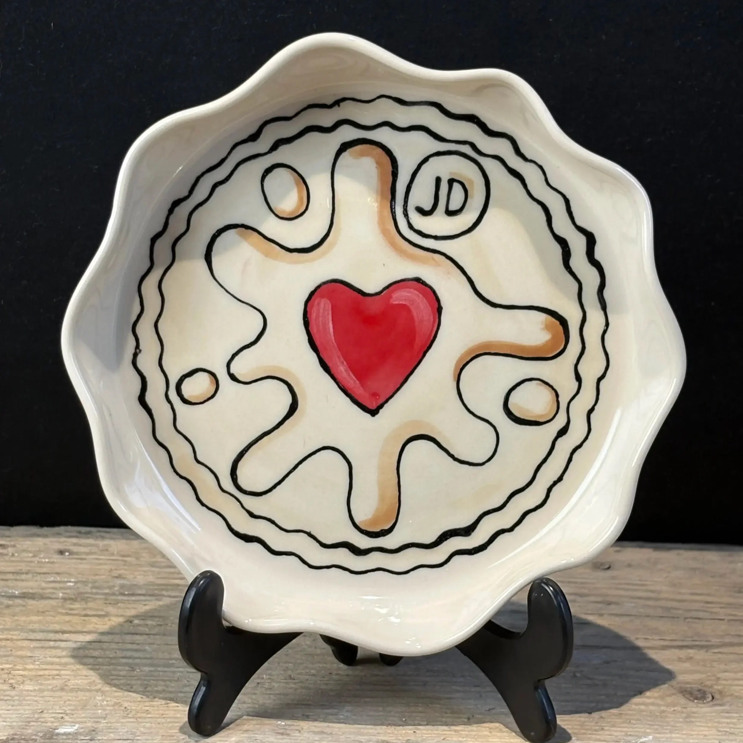 Jammie Dodger plate with fluted edge (16cm diameter).