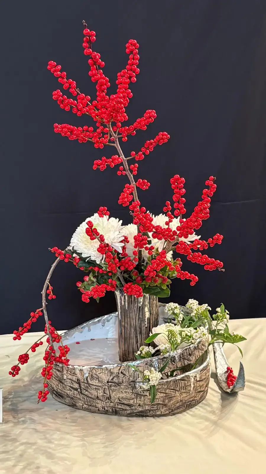 Main vessel with a moveable inner vessel & cut-out piece.