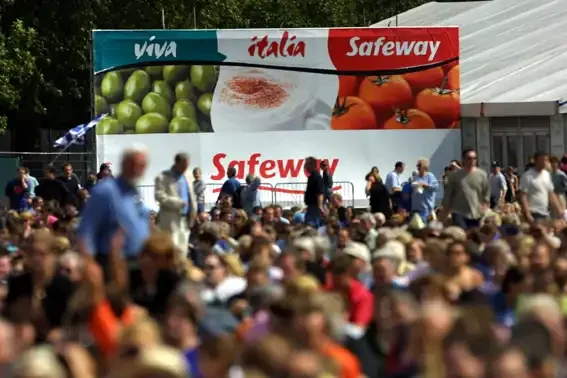 Large crowd in Hyde Park in front of a large banner promoting the Viva Italia Safeway.