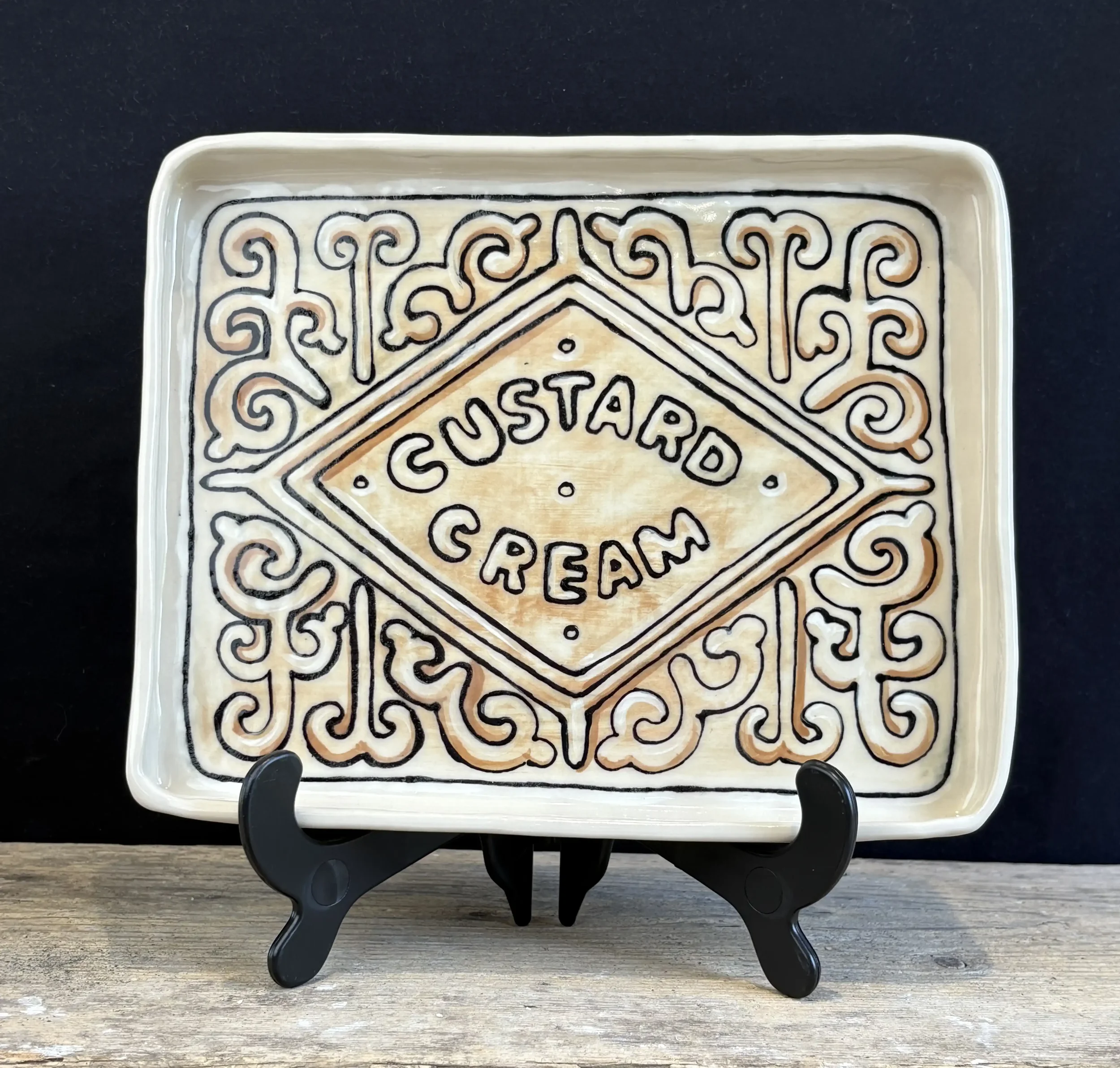 Custard Cream Plate (23.5 x 19cm).
