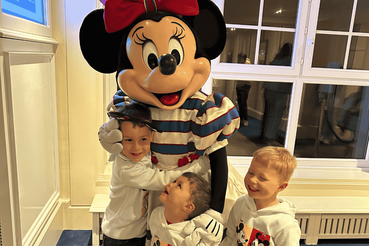 Disneys-Newport-Bay-Meeting-Minnie.png