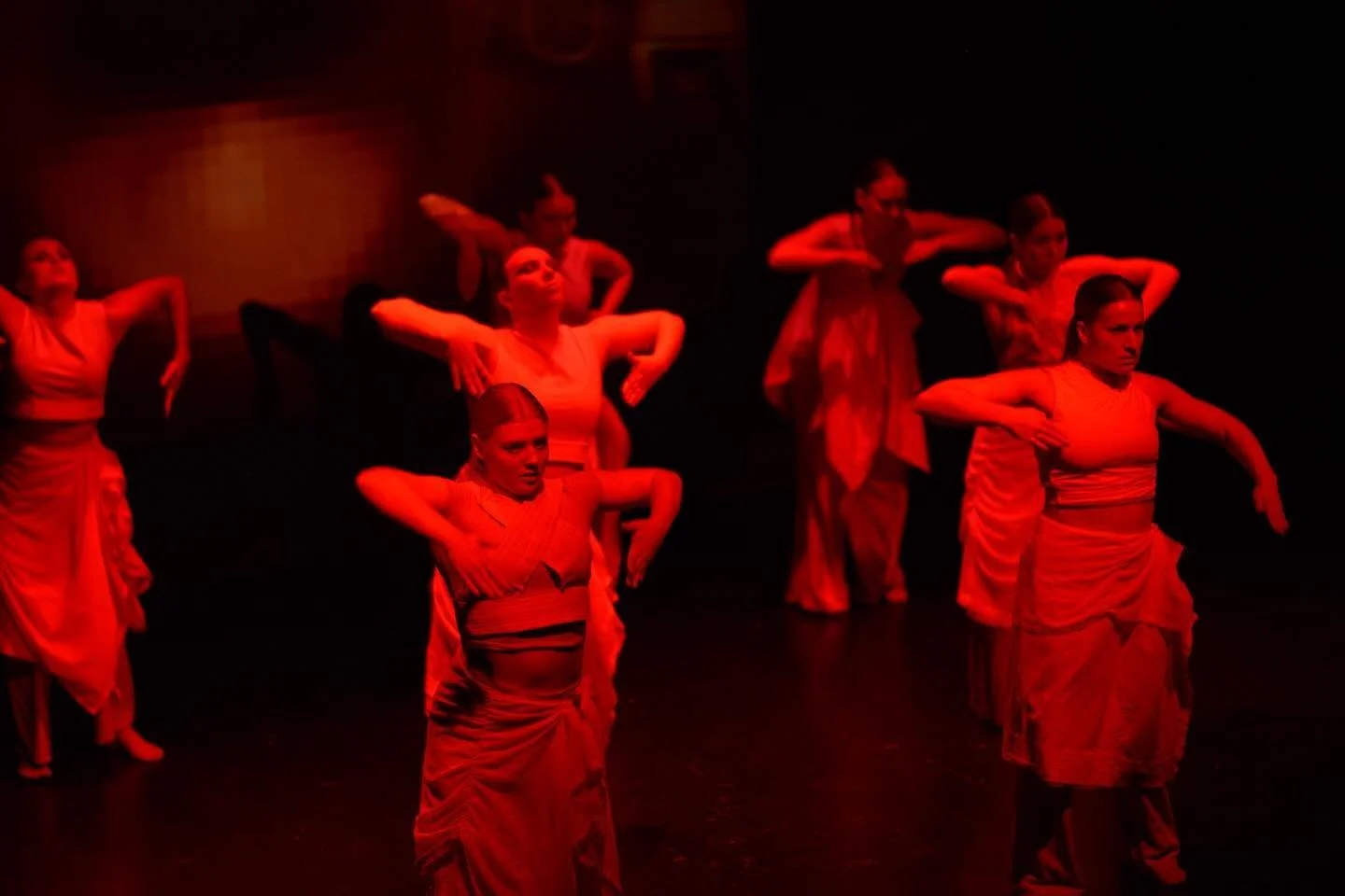 Produktiomme kova ty&ouml; palkittiin viimeinkin eilisess&auml; ensi-illassamme.✨ Kiitos kaikille teille, jotka tulitte katsomaan esityst&auml;mme!🧡 

Esityksemme jatkuvat ensi viikolla maanantaista torstaihin klo 19. Lippuja on yh&auml; tarjolla &n