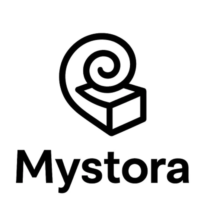 Schwarzes Logo mit spiralförmigem Design über einem Würfel und dem Text "Mystora" darunter.