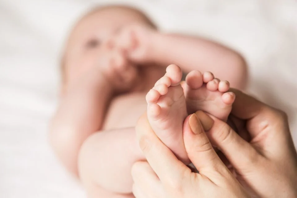 Bébé se faisant masser