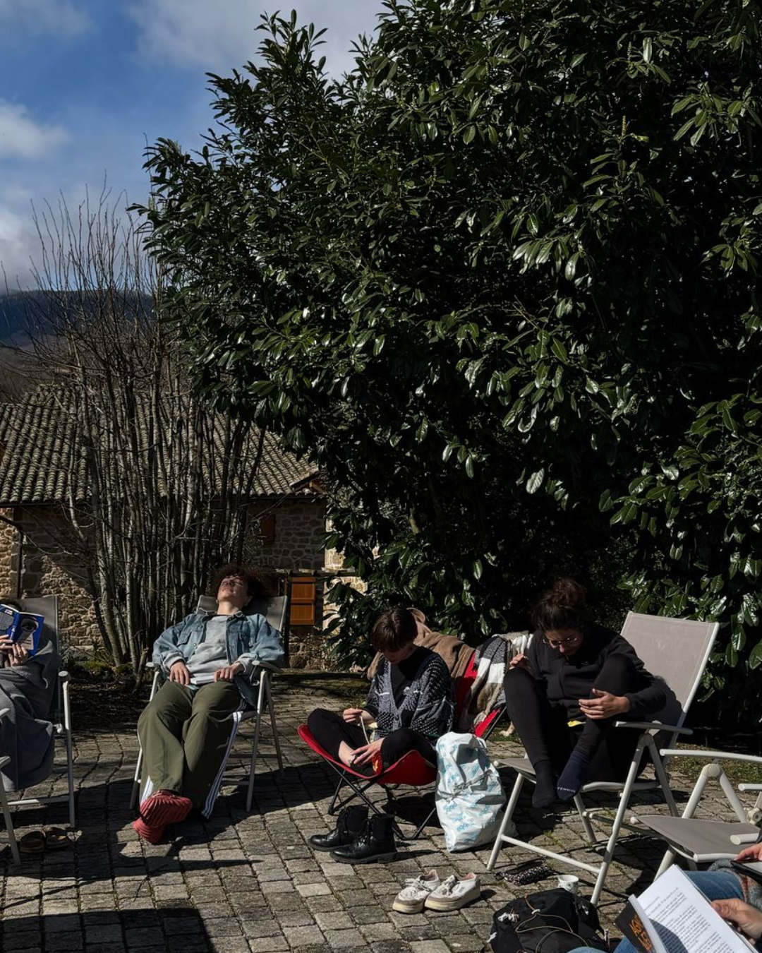 des personnes se reposent sur une terrasse durant un week-endn une retraite de yoga de yoga