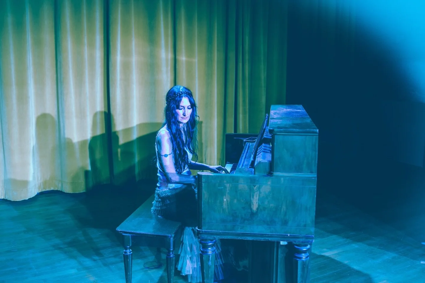 Got some news I&rsquo;m really excited to share really soon. Lord knows I have no patience, so the wait is killing me! But stay tuned!! 😍😍❤️😍😍🎶🎵🎧🥂
📷 @sallydworsky