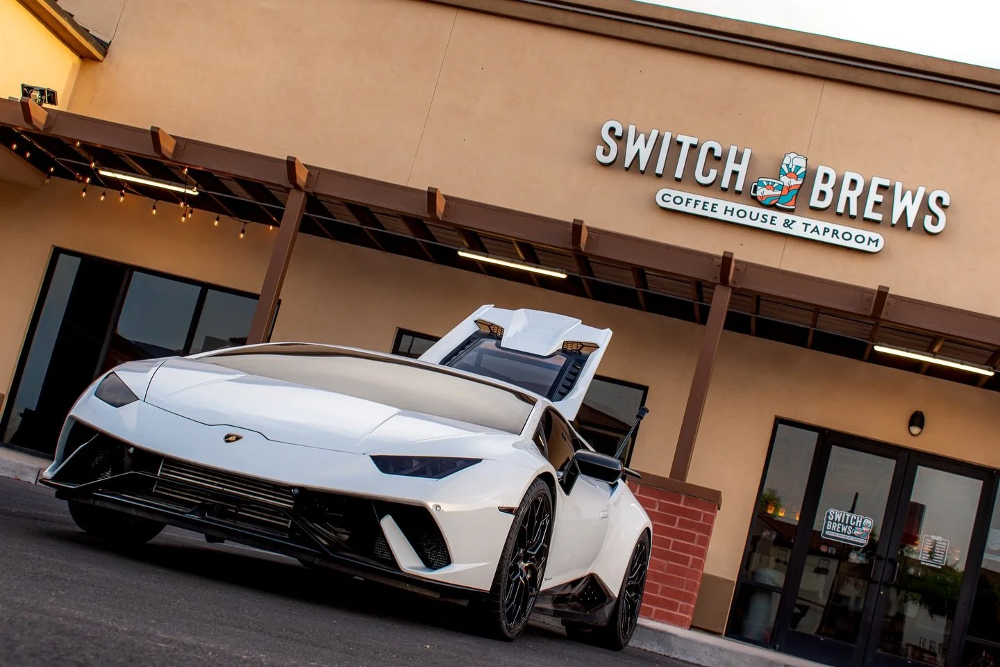 @thejoshax Hurrican Performante showing up again at monthly cars and coffee at @switchbrews This time with a massive twin turbo upgrade..

#carsandcoffee
#primefocusvisuals
#carphotography
#automotivephotography
#carsofinstagram
carmeet
arizonacars
p
