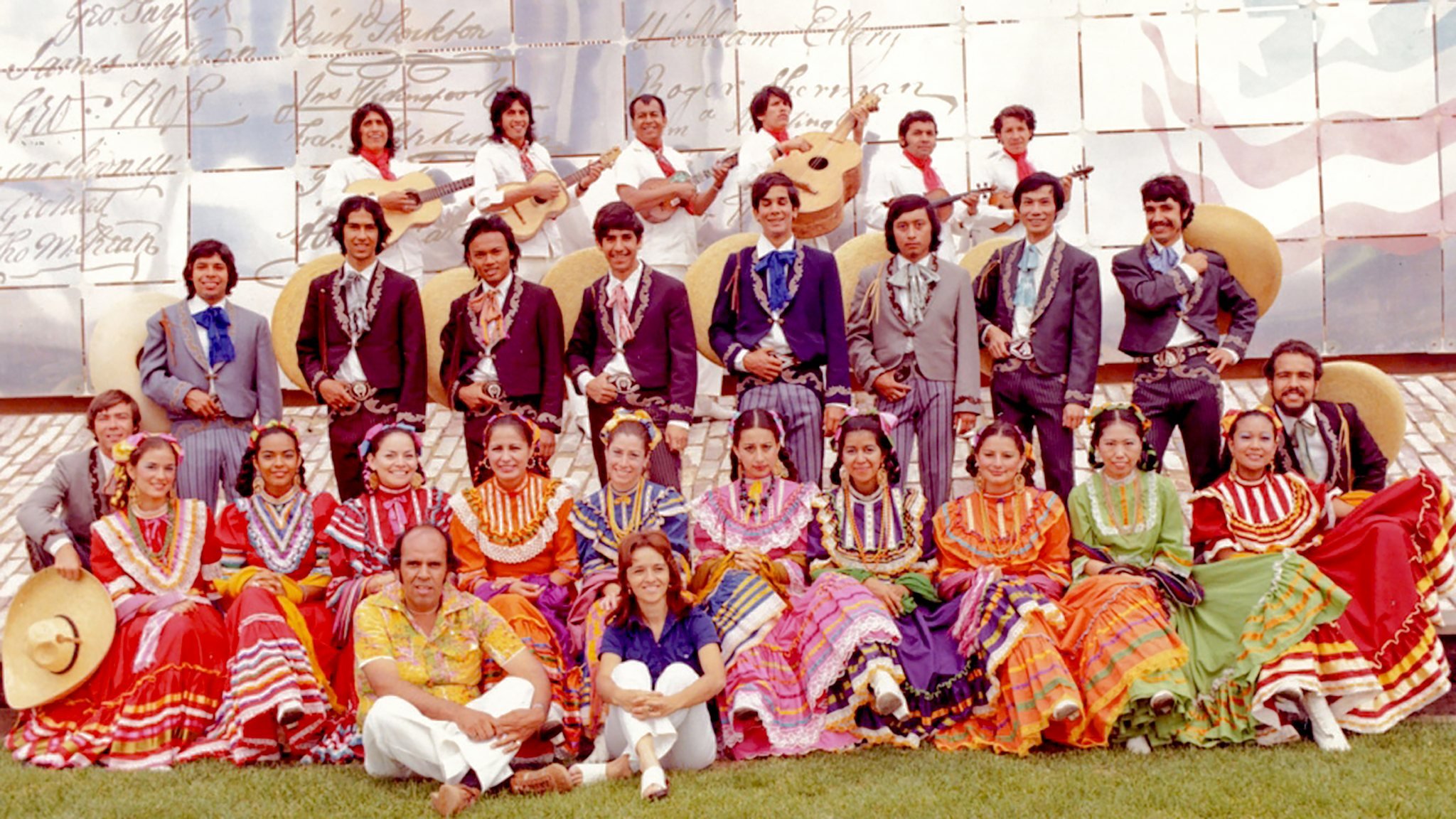 📸 Los Lupe&ntilde;os, 1970 ✨
A piece of our history and the legacy that continues today. Do you recognize anyone in this photo? ❤️
-----
📸 Los Lupe&ntilde;os, 1970 ✨
Un pedacito de nuestra historia y del legado que sigue vivo hoy. &iquest;Reconoces