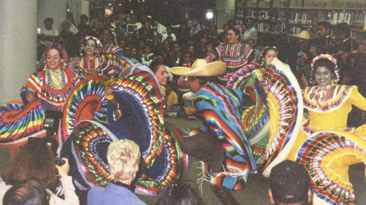 1990s-Evergreen-Muertos-show-2.jpg