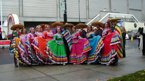 2003-Xmas-Parade-Group-Shot-600x338.jpg