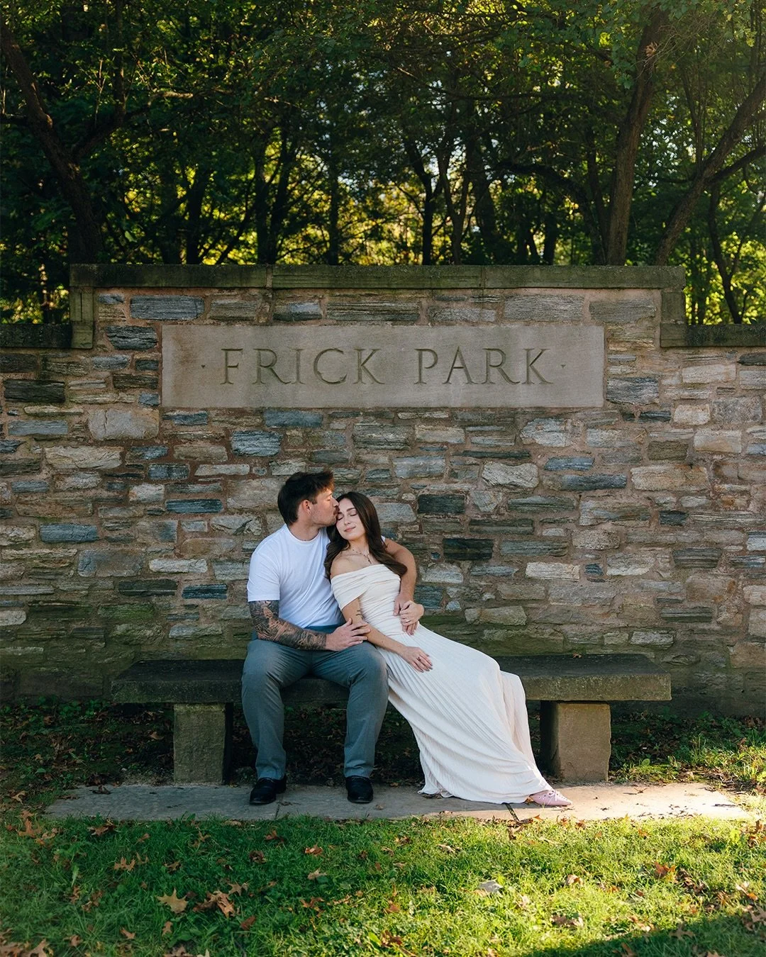 A romantic night in Frick Park with Jackie and Colin 🫶 #engagementphotoshoot #pittsburghweddingphotographer #pittsburghweddings #burghbrides #cinematicphoto