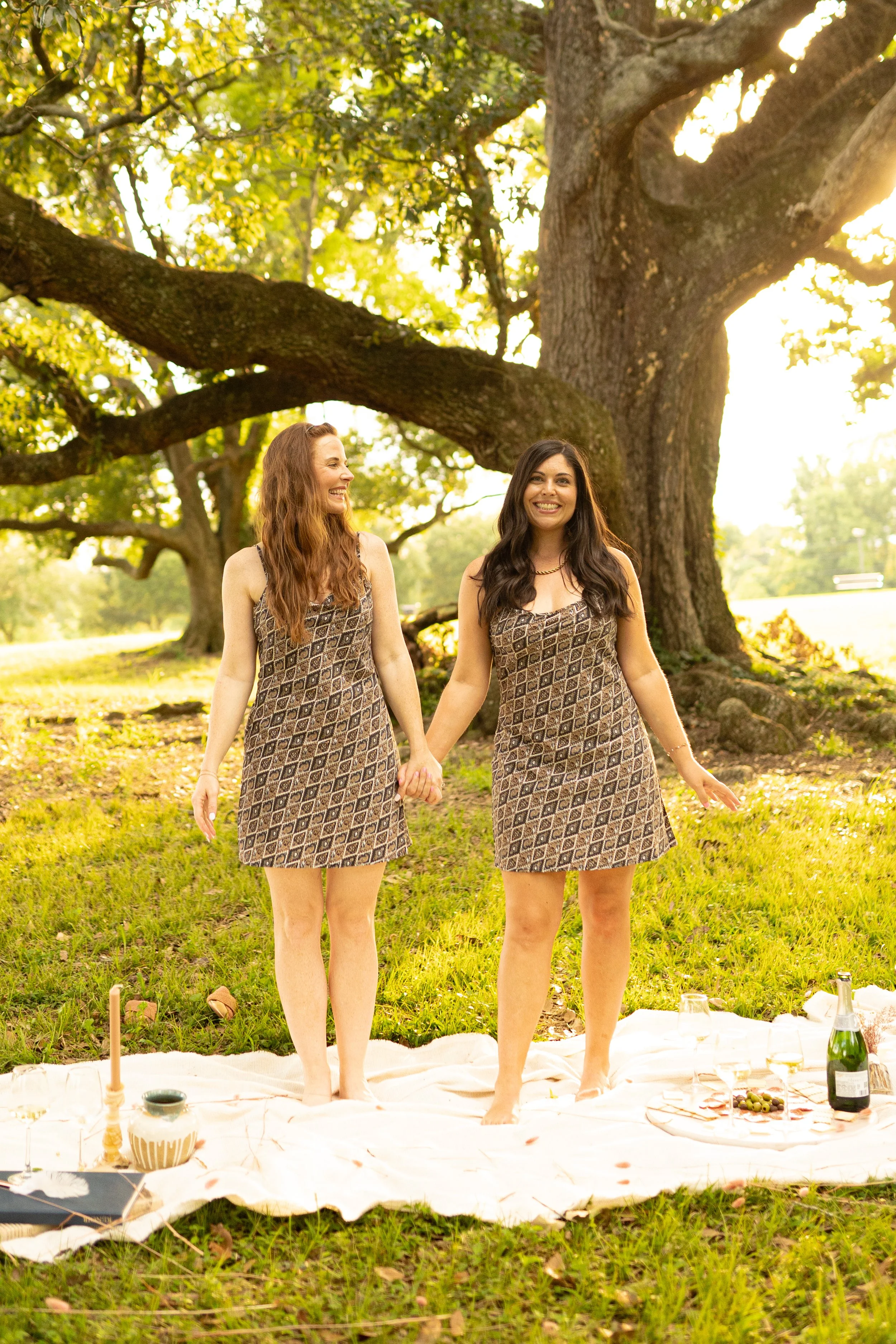 Sleeveless patterned midi dress.