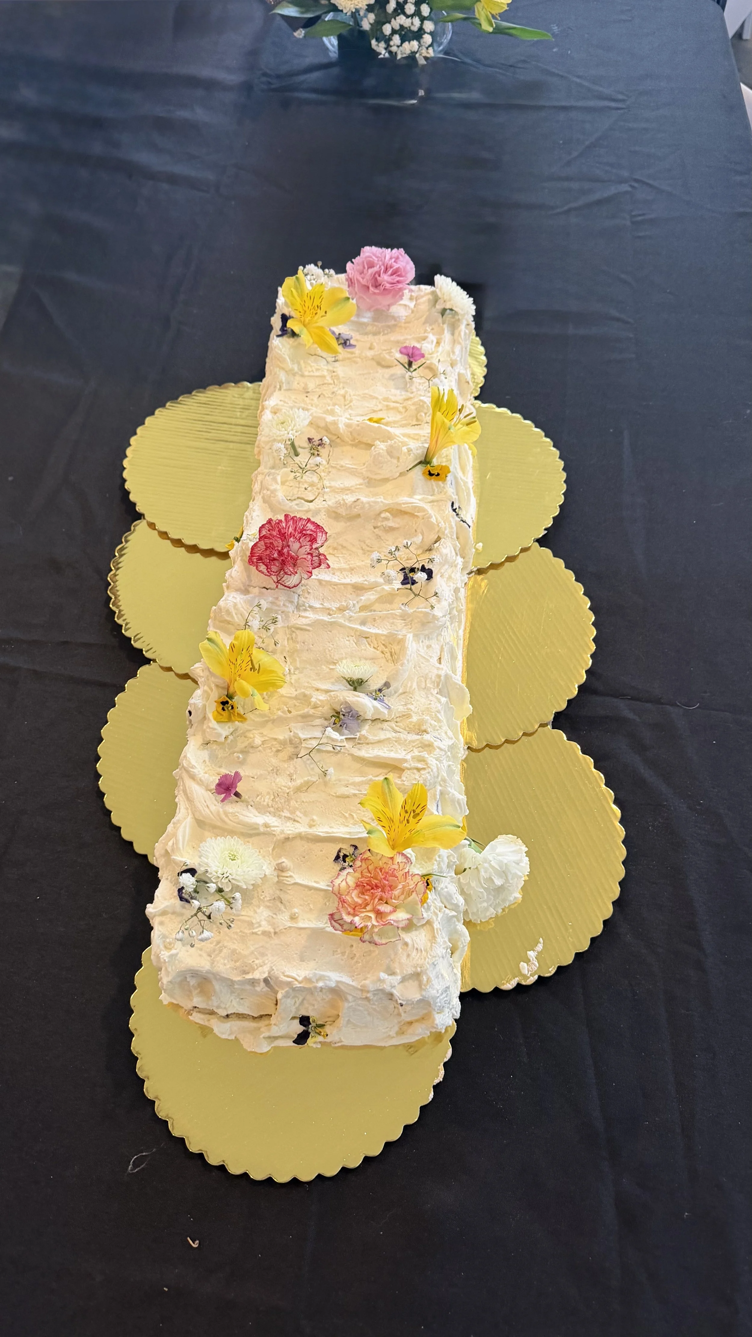 Chocolate cake w chocolate ganache filling and SMBC icing. Decorated rustically with fresh flowers and edible pearls. 
18x4x4 inches, serves 40-50