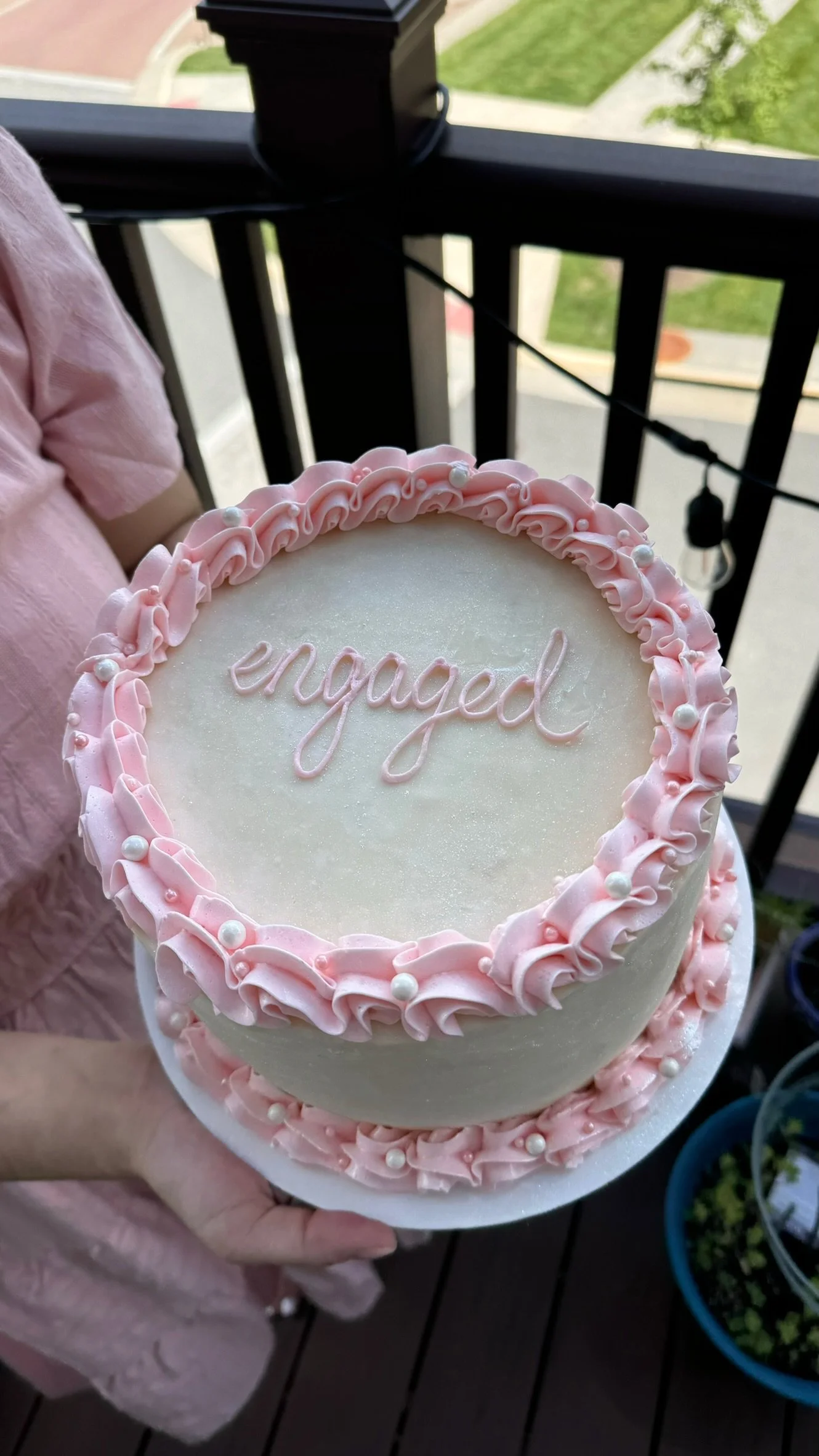 Custom Engagement cake, 8 inch round
White wedding cake with raspberry buttercream filling, fresh raspberry jam, and american buttercream icing. Vintage piping style. Decorated with edible pearls and glitter.
Serves 12-22.