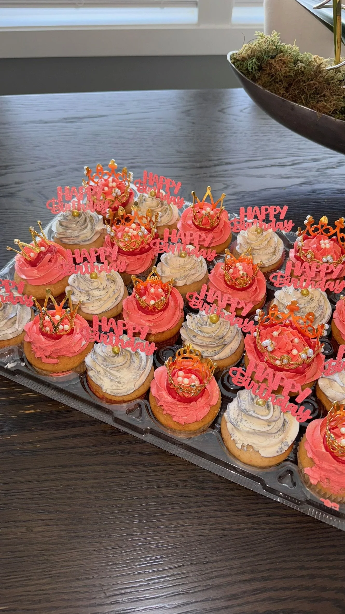 Custom children's birthday cupcakes
Vanilla + pink confetti cupcakes, decorated with silver and pink SMBC and topped with crowns and happy birthday toppers.