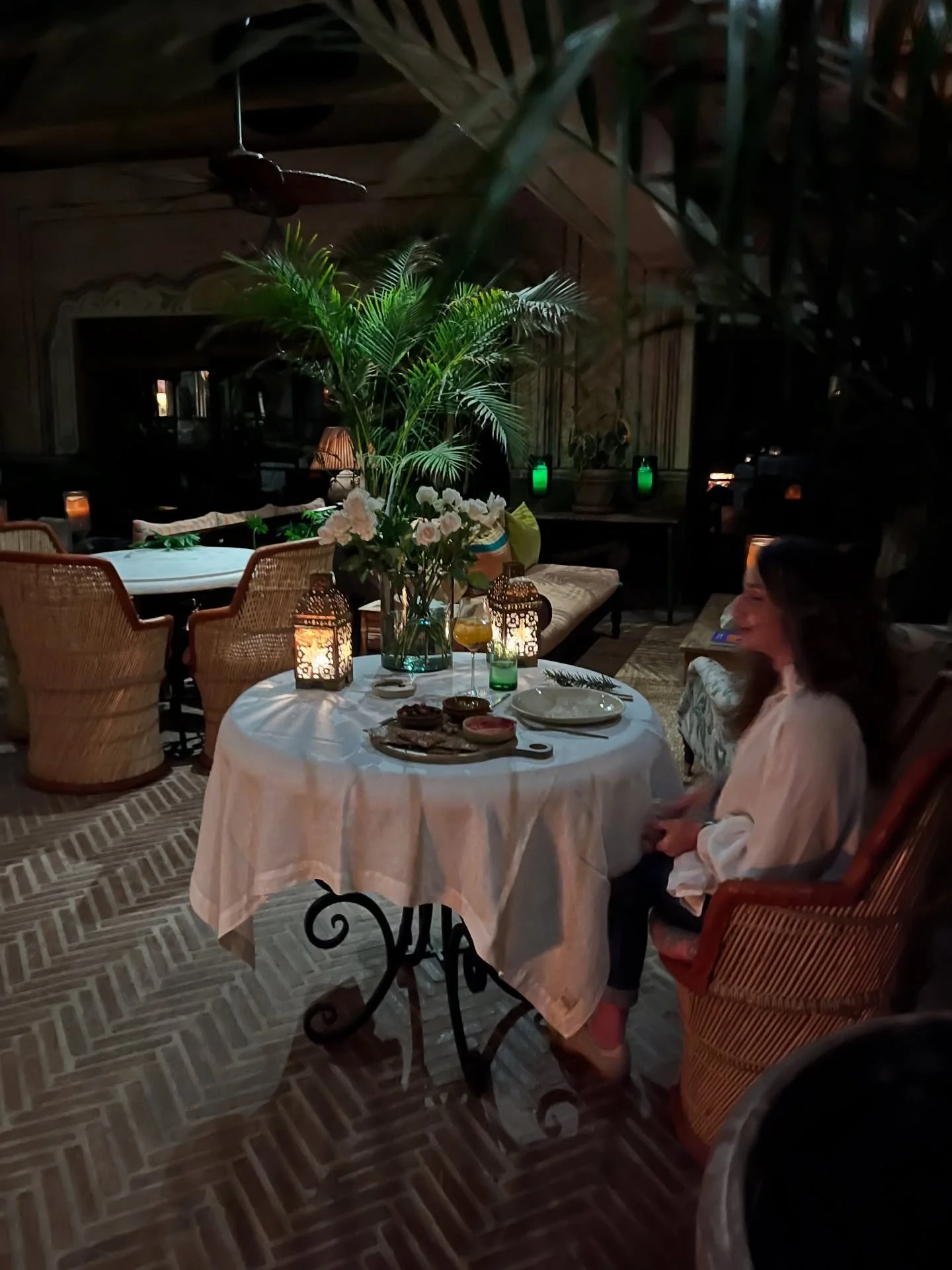 Un lugar que extra&ntilde;amos por su bizcocho de d&aacute;tiles 😩

@sterrekopjefarm es de esos sitios que mezcla un concepto distinto en una zona m&aacute;s transitada como Franschhoek, en los winelands sudafricanos. 

Mientras alrededor todo gira 