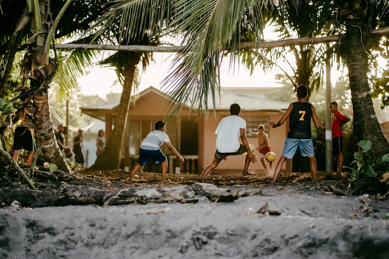 El verdadero Pura Vida est&aacute; en su gente. 

En el que te vende el coco en la playa y te lo entrega com una sonrisa, y en el caf&eacute; servido a dos kil&oacute;metros de la finca. 

Costa Rica es todo eso, y s&iacute; tambi&eacute;n, volcanes,