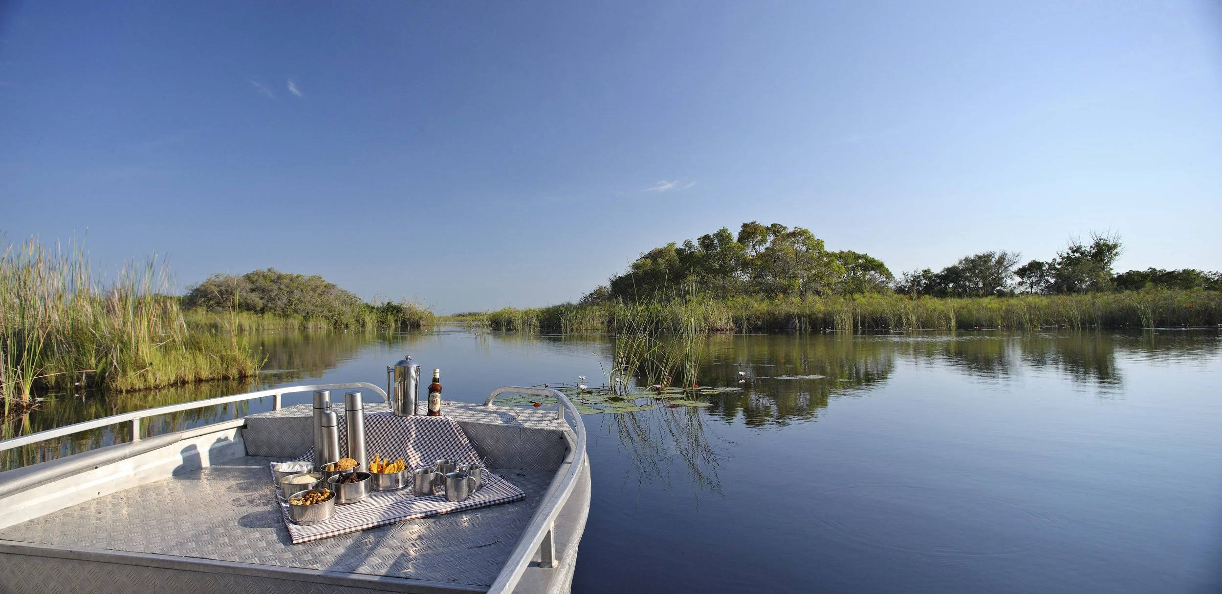 SAFARI EN BARCO EN DELTA OKAVANGO.jpg