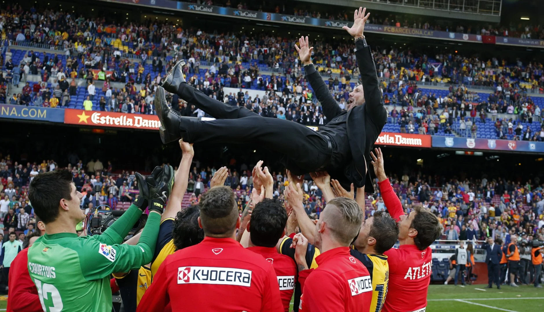 atletico madrid tossing Simeone in the air 2013