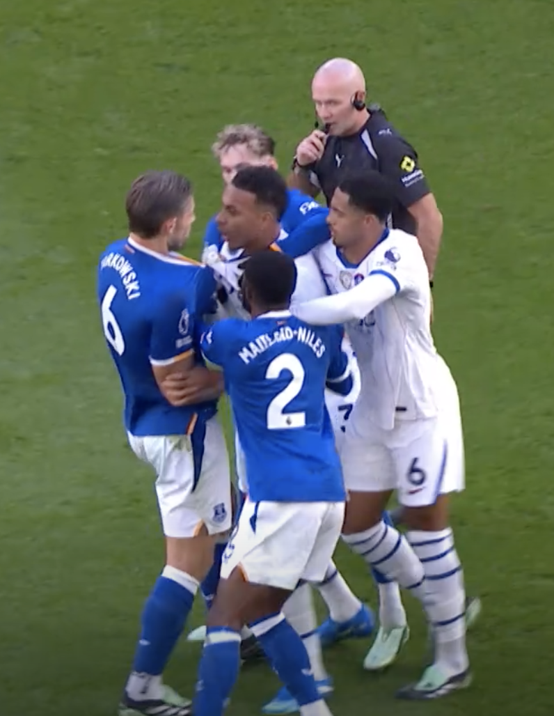 Everton Chelsea fight on the field