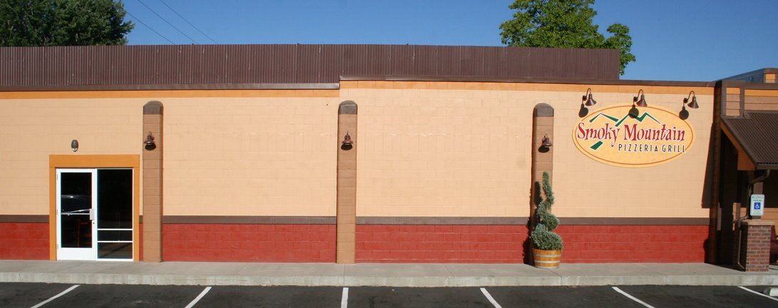 Exterior of Smoky Mountain Pizzeria Grill with parking lot.