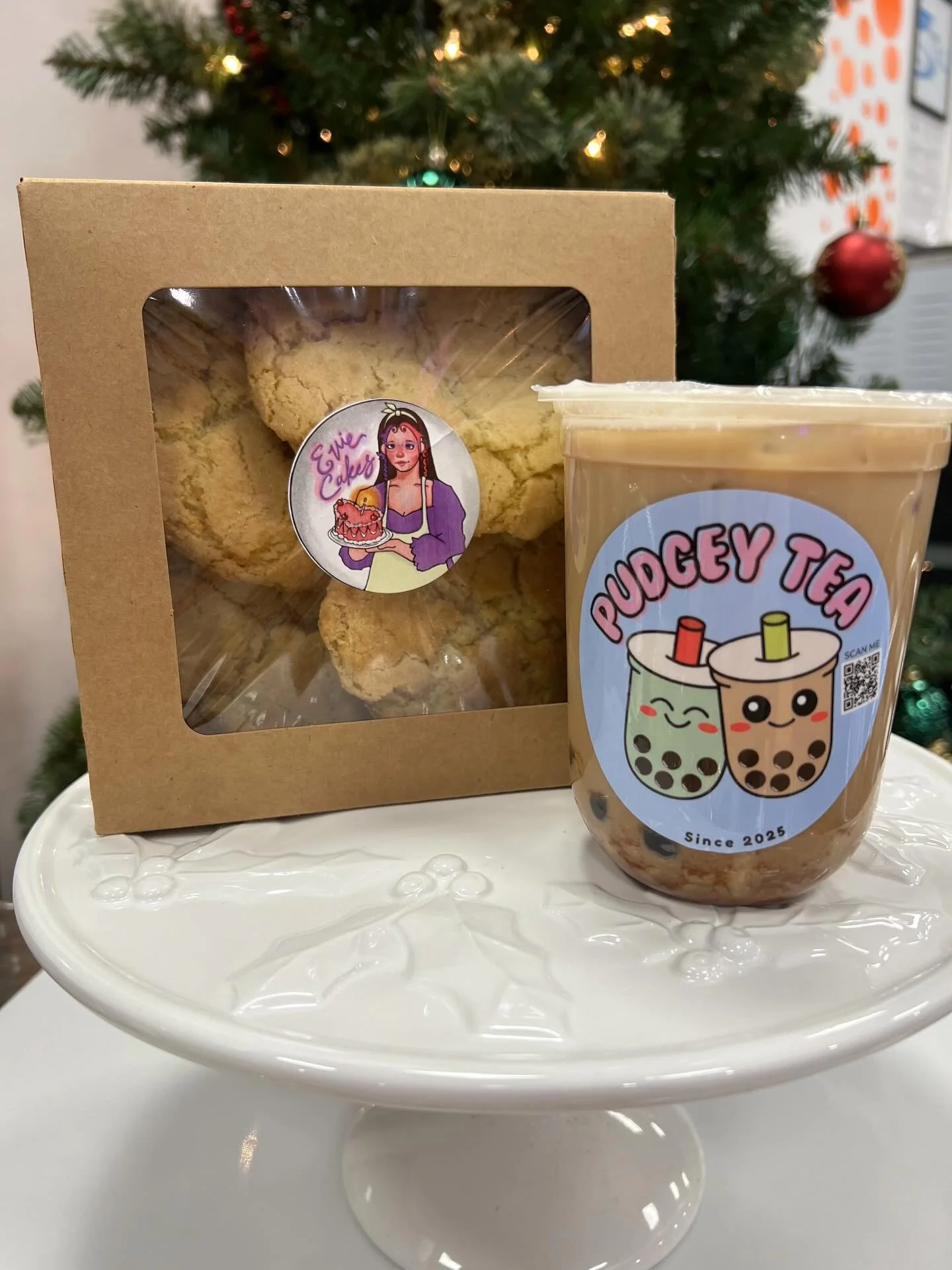 🎄✨ Christmas in a cup ✨🎄
Introducing our Snickerdoodle Tea, a cozy holiday collaboration with Evie Cakes x Pudgey Tea 🤍
Creamy, cinnamon-sugar goodness that tastes just like fresh snickerdoodles by the tree. One sip and it&rsquo;s instant holiday 