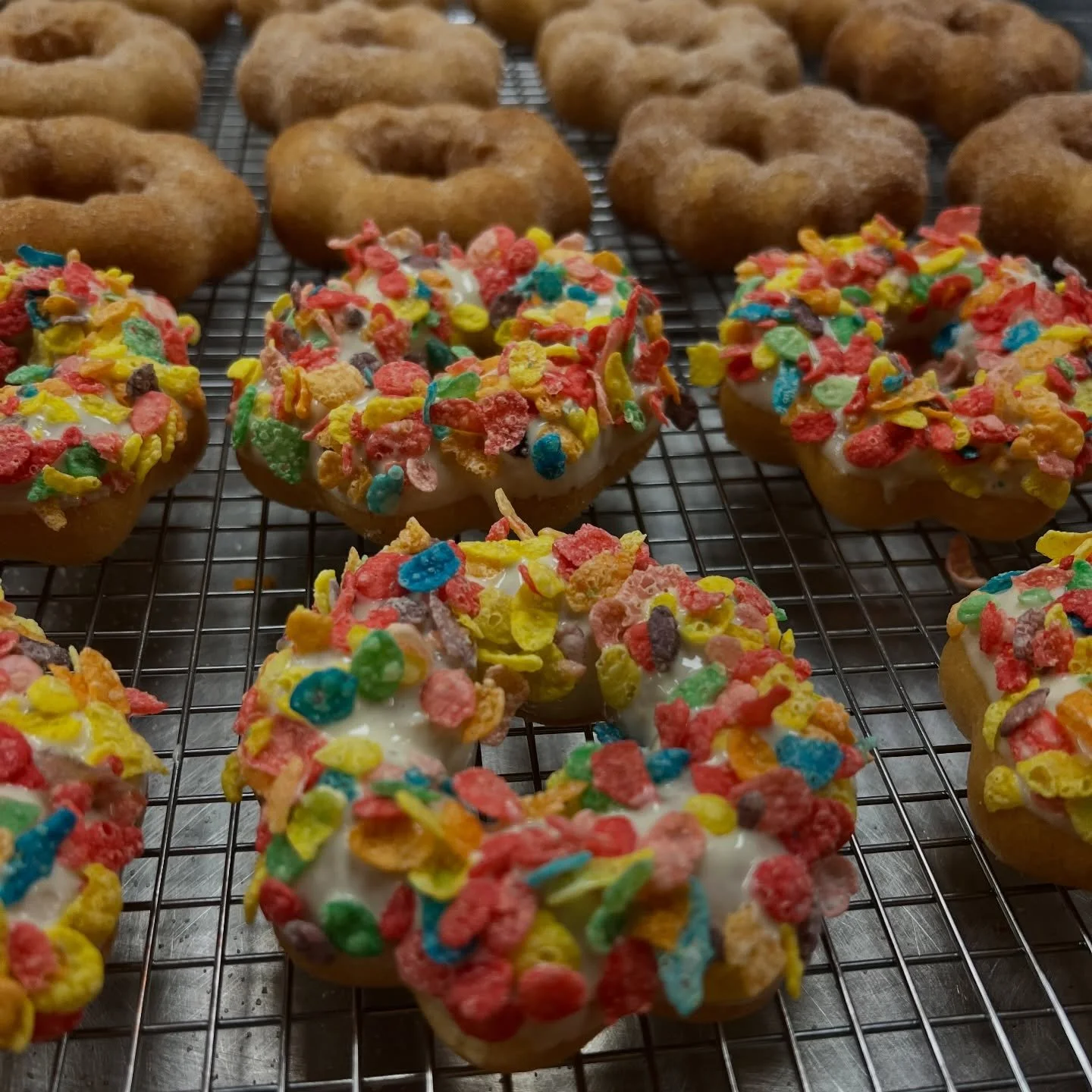 🔥 Fresh Mochi Donuts just dropped! 🔥

Today&rsquo;s flavors:
🌈 Fruity Pebbles
✨ Churro

Crispy outside, chewy inside, and made fresh at Pudgey Tea.

Tag someone who owes you a donut 👀

📍 Pudgey Tea: 35 Main st, Fitchburg Ma 01420
⏰ Limited batch