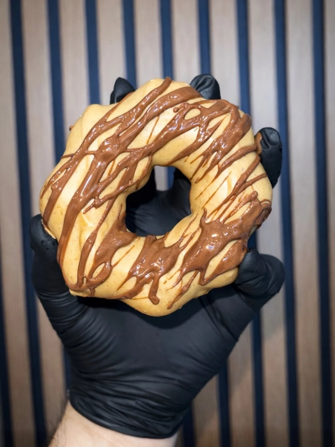 🥜 Reese&rsquo;s Mochi Donut &ndash; peanut butter glaze finished with a rich milk chocolate drizzle.
🍫 White Chocolate Mochi Donut &ndash; smooth white chocolate coating topped with a milk chocolate drizzle.

Crispy outside, chewy inside, and made 