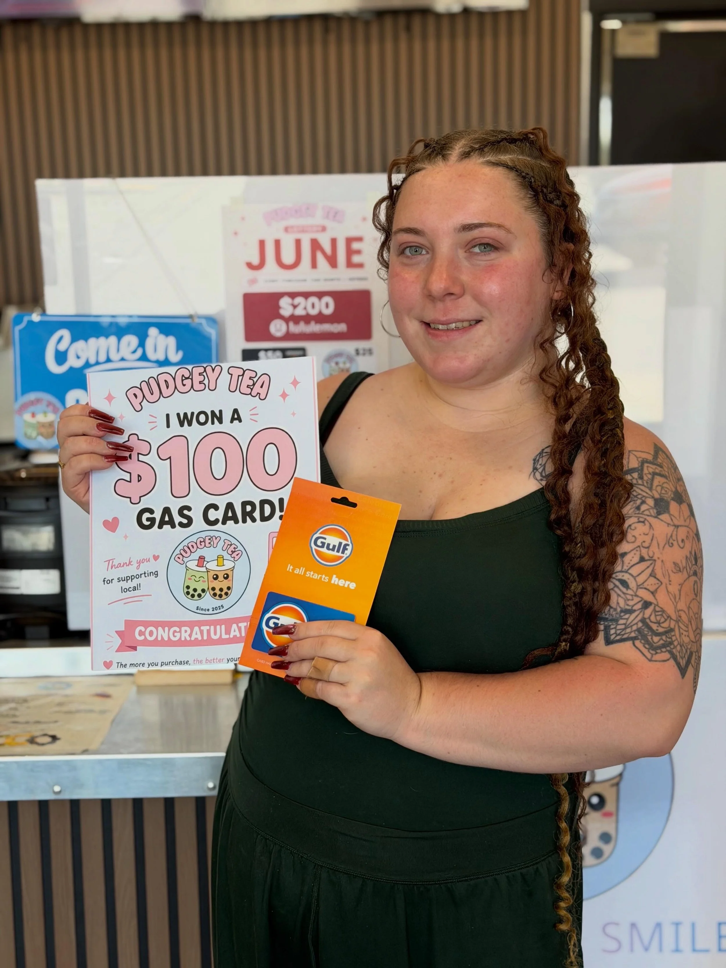 🎉 Our May Loyalty Lottery winner officially picked up her $100 Gas Gift Card! ⛽️💕

Thank you to everyone who supported Pudgey Tea during May and entered the lottery 🧋✨

Now it&rsquo;s time for our JUNE prizes 👀👇

🎽 $200 Lululemon Gift Card
📦 $