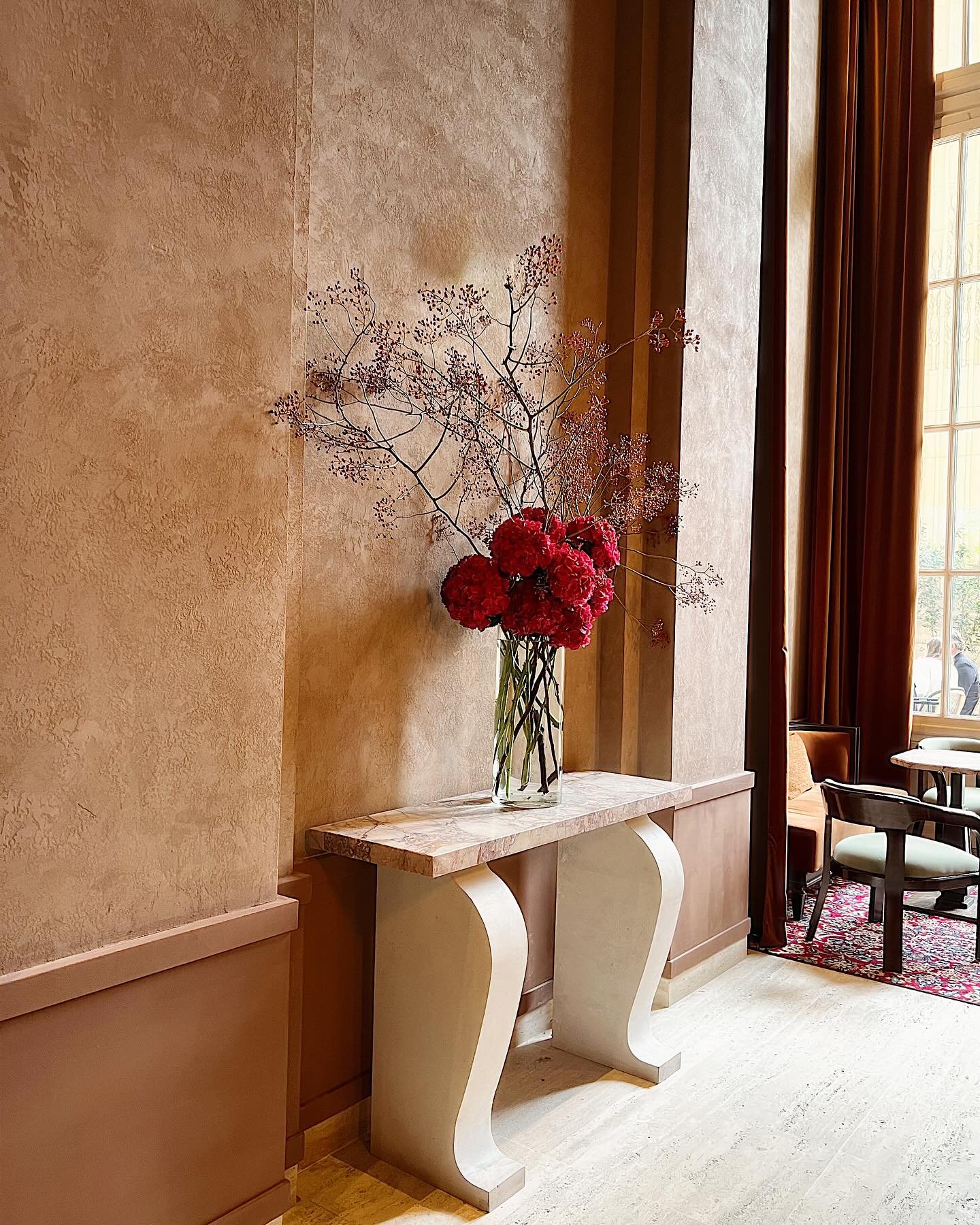 Happy Valentines Day 🤍 sharing one of the most beautiful restaurants I visited in Paris last summer, the Le Grand&eacute; Cafe!