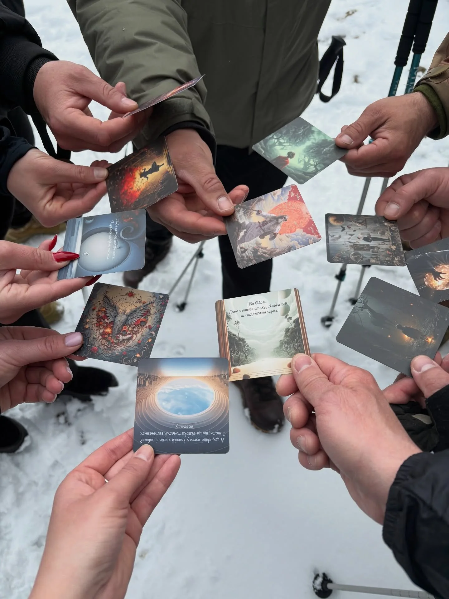 Як за 15 хвилин краще почути себе?

Ділимось простою практикою, яку можна спробувати самостійно.

1. Обери образ або питання
Це може бути метафорична карта, фото або просто думка, яка зараз хвилює.
Щось, що стане твоїм фокусом.

2. Рухайся в тиші
15 