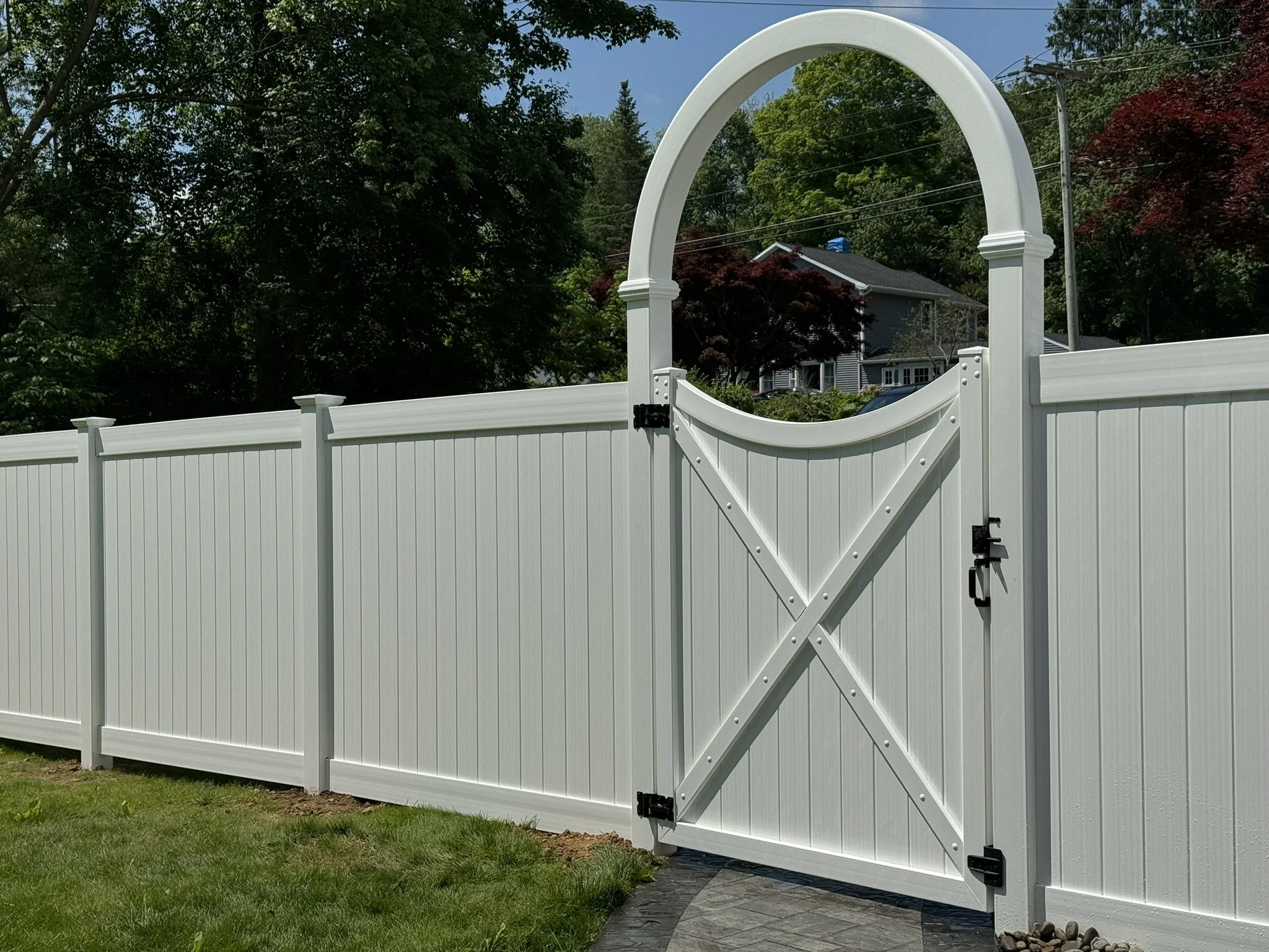Custom white vinyl scalloped gate with arch top in Bethel, CT.