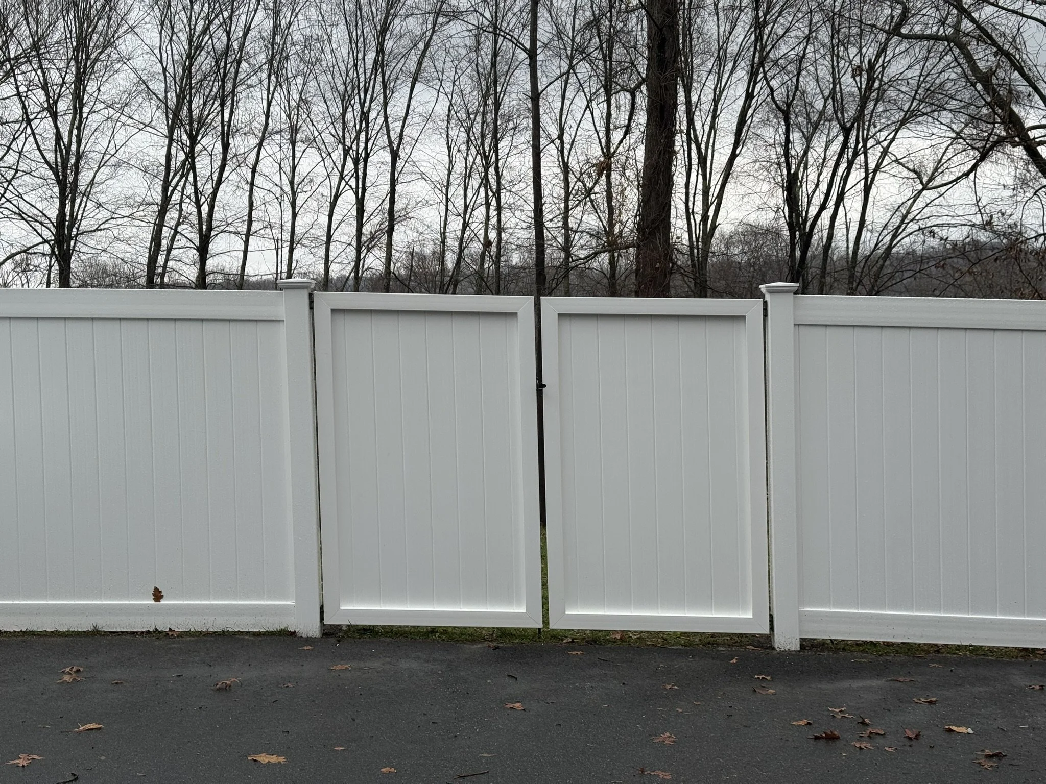 racked-privacy-vinyl-gates-brookfield-ct.JPEG