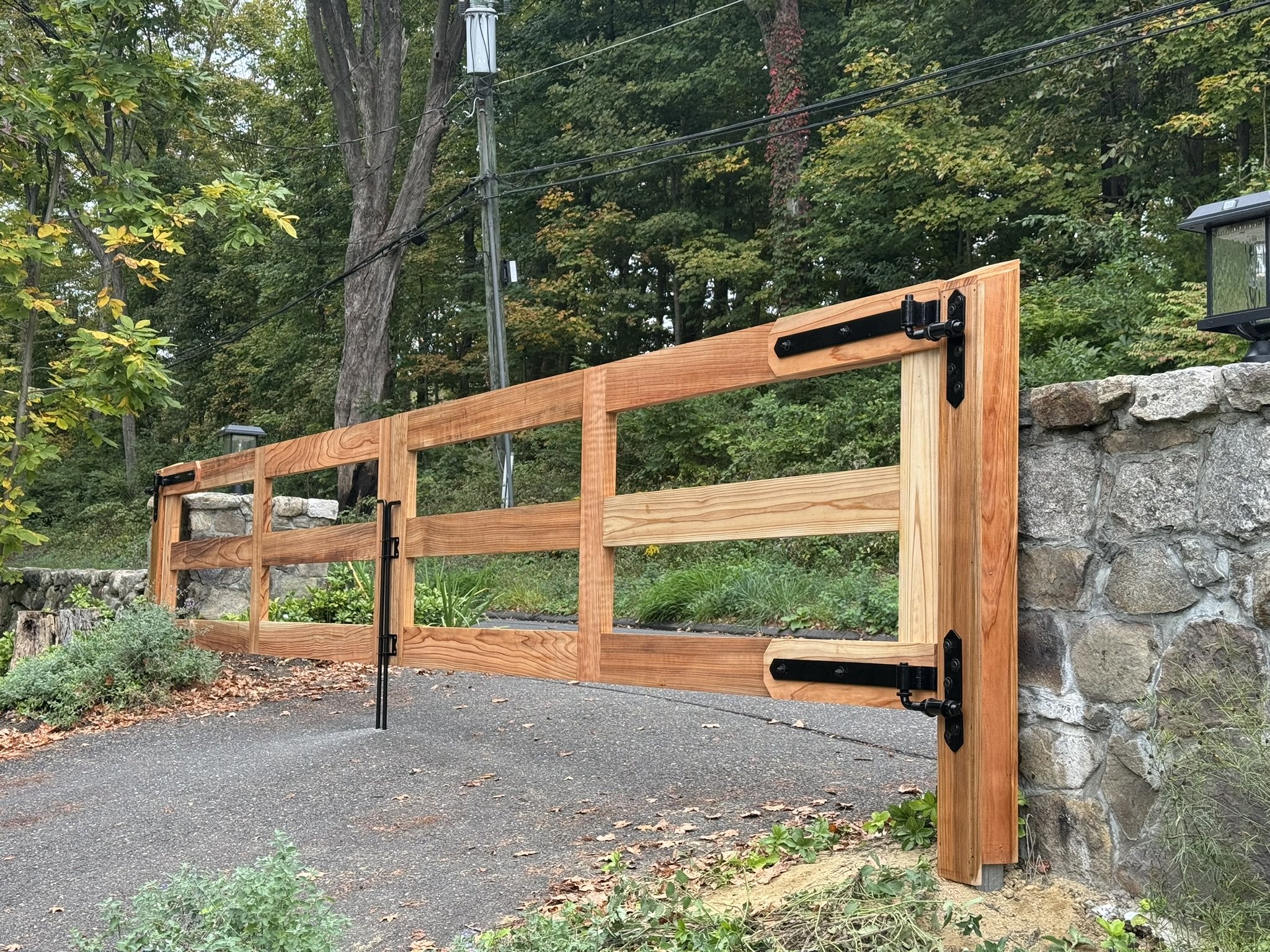 cedar-driveway-gates-steel-posts-redding-ct.JPEG