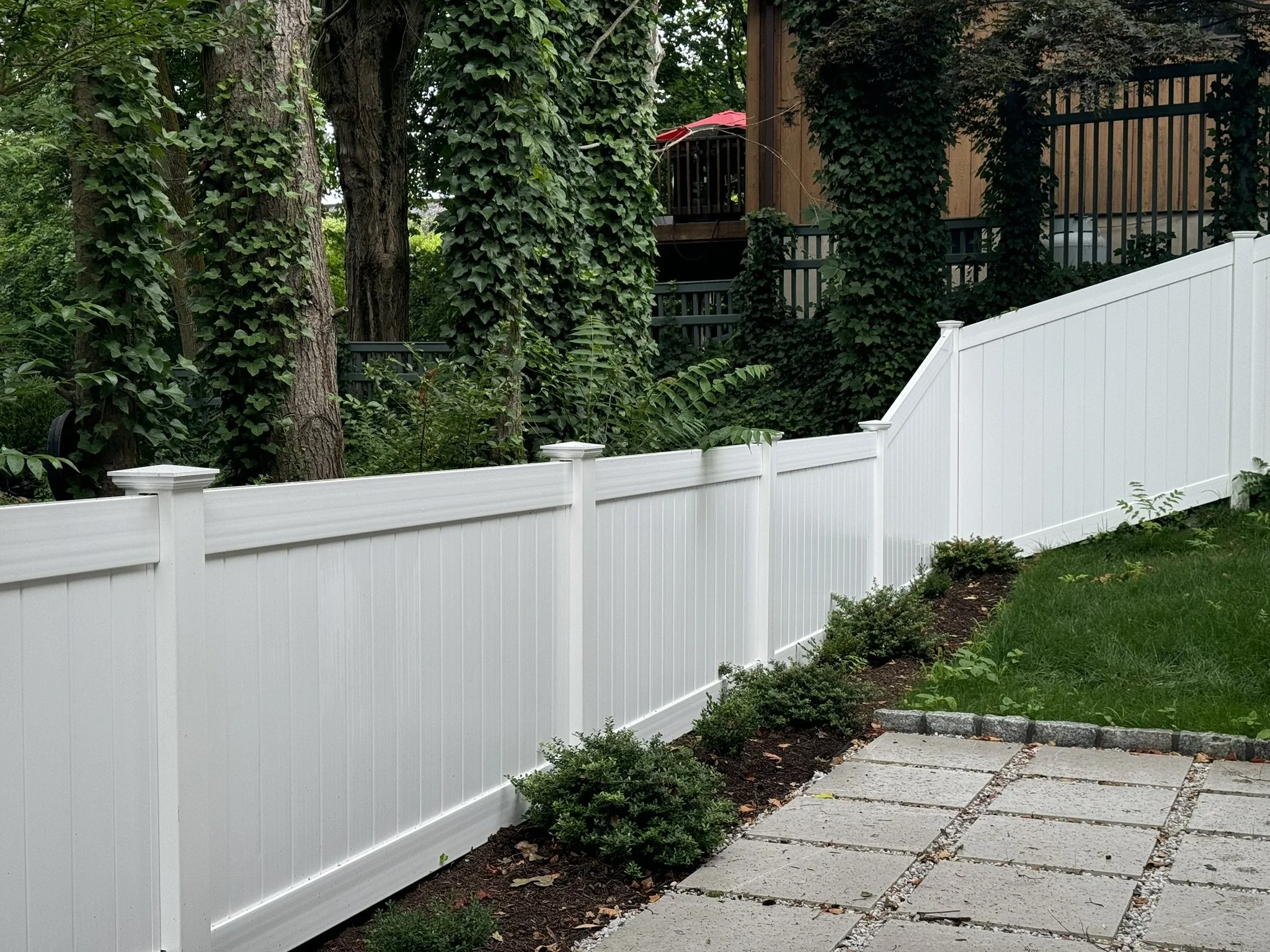 White vinyl privacy fence transition to 4' tall in Norwalk, CT.